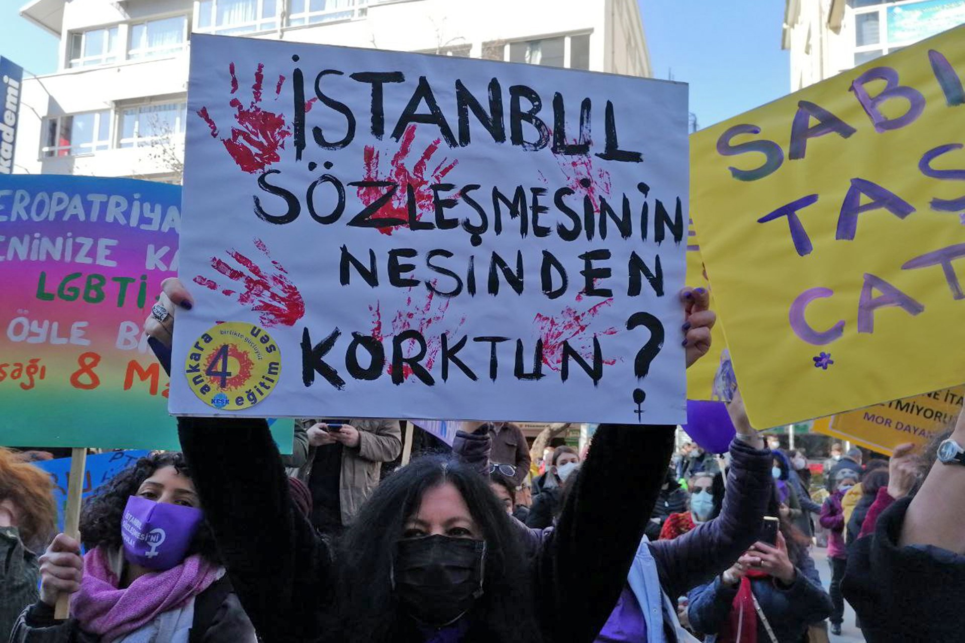 Türkiye, kadınların tüm itirazlarına rağmen İstanbul Sözleşmesi'nden  ayrıldı - Evrensel
