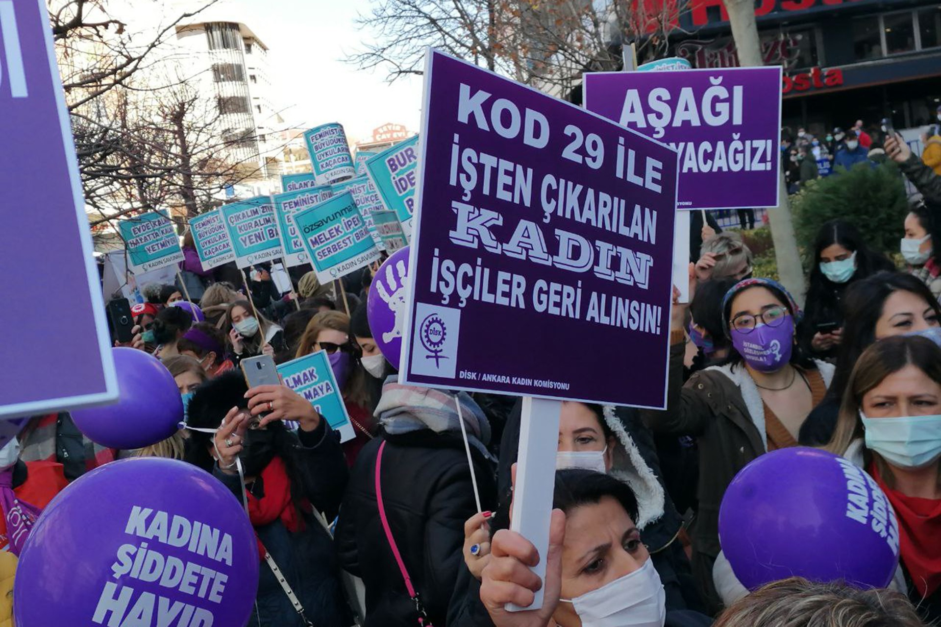 Ankara’da kadınlar, 'Ayrımcılığa, yoksulluğa, erkek ve devlet şiddetine karşı özgürlüğümüz için isyandayız' diyerek 8 Mart Dünya Emekçi Kadınlar Günü’nde buluştu. 