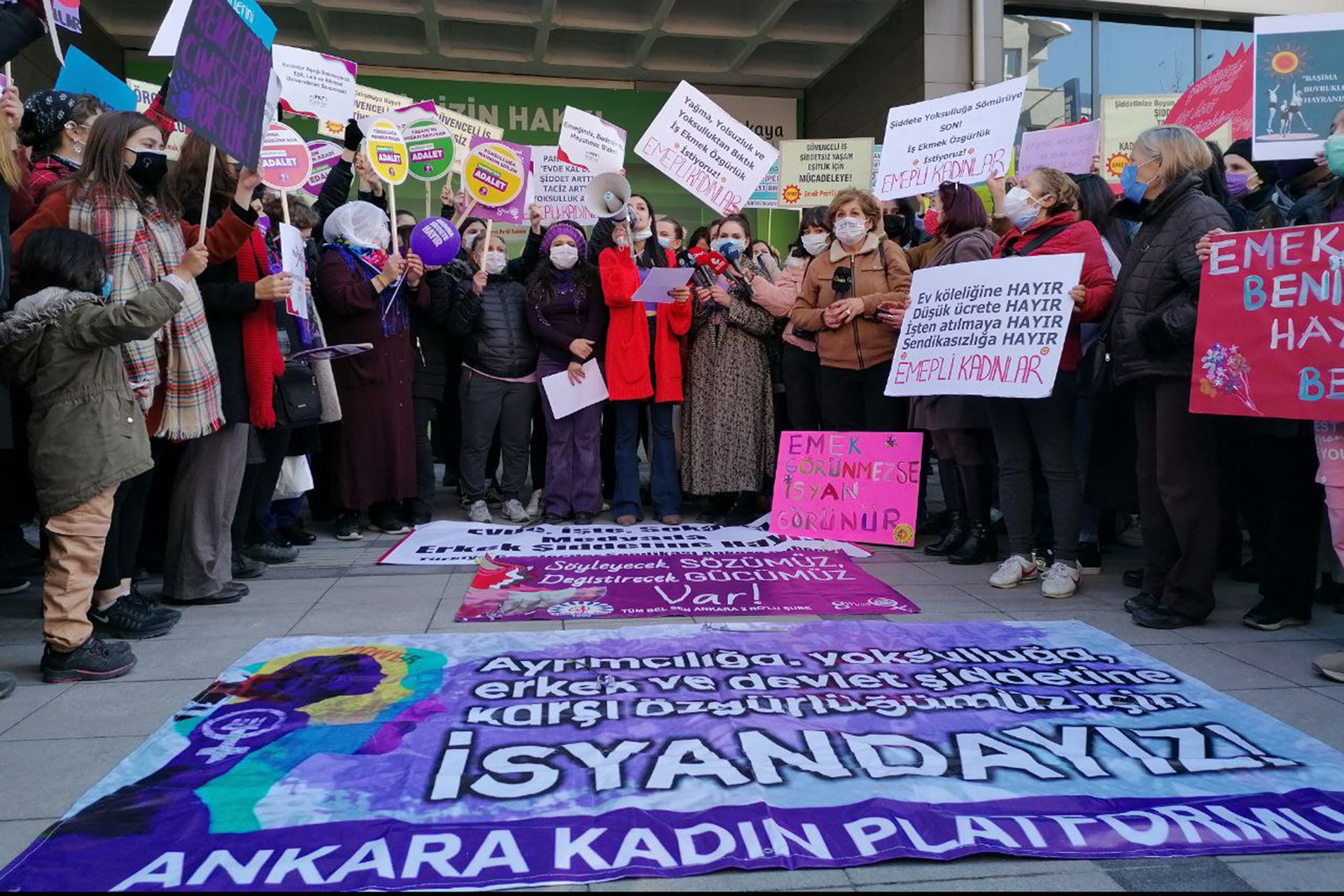 Ankara’da kadınlar, 'Ayrımcılığa, yoksulluğa, erkek ve devlet şiddetine karşı özgürlüğümüz için isyandayız' diyerek 8 Mart Dünya Emekçi Kadınlar Günü’nde buluştu. 