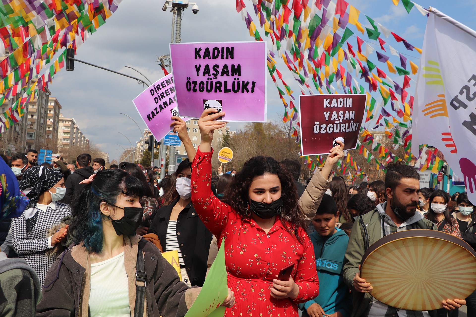 Diyarbakır'da kadınlar taleplerini dövizlere yazdı