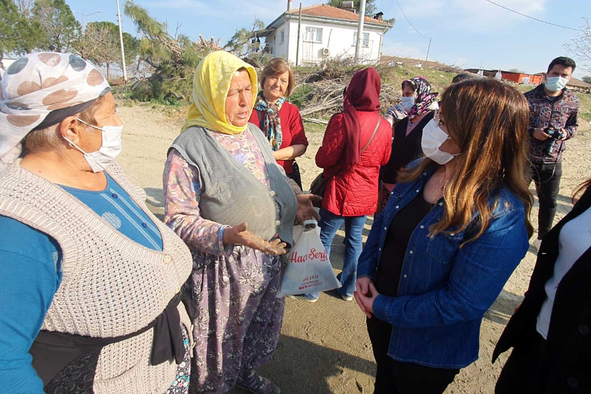 CHP'li Gülizar Biçer Karaca, kadın tarım işçilerinin sorunlarını dinledi