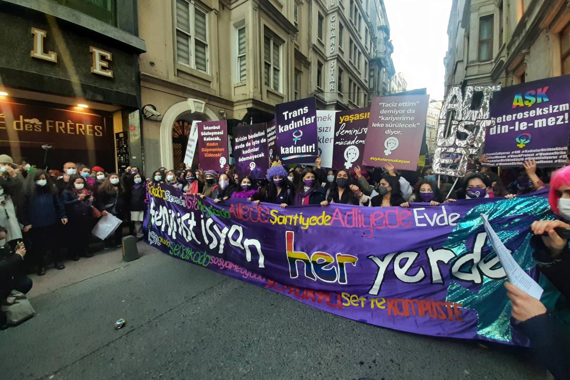 Feminist Gece Yürüyüşü için toplanan kadınlar