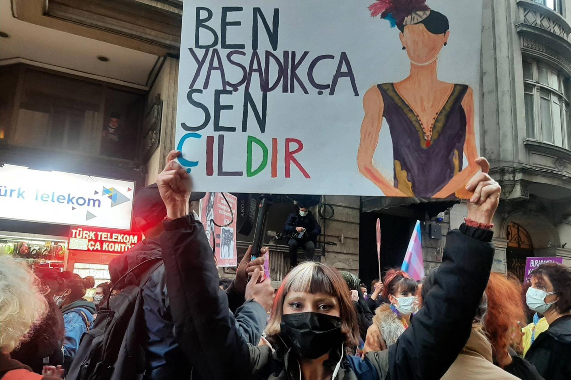 Ben yaşadıkça sen çıldır yazılı döviz