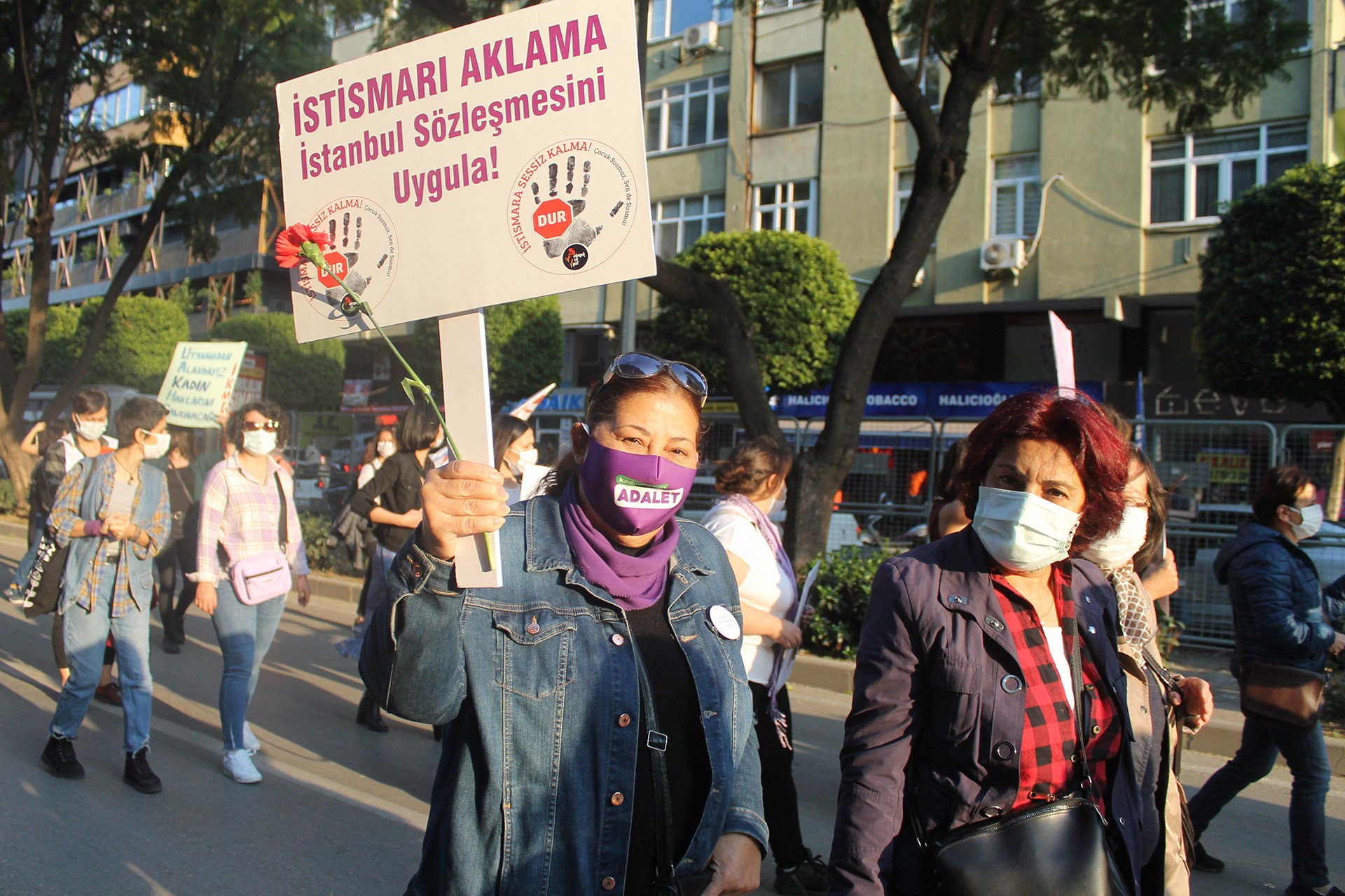 Adana'da kadınlar 8 Mart'ta miting gerçekleştirdi.