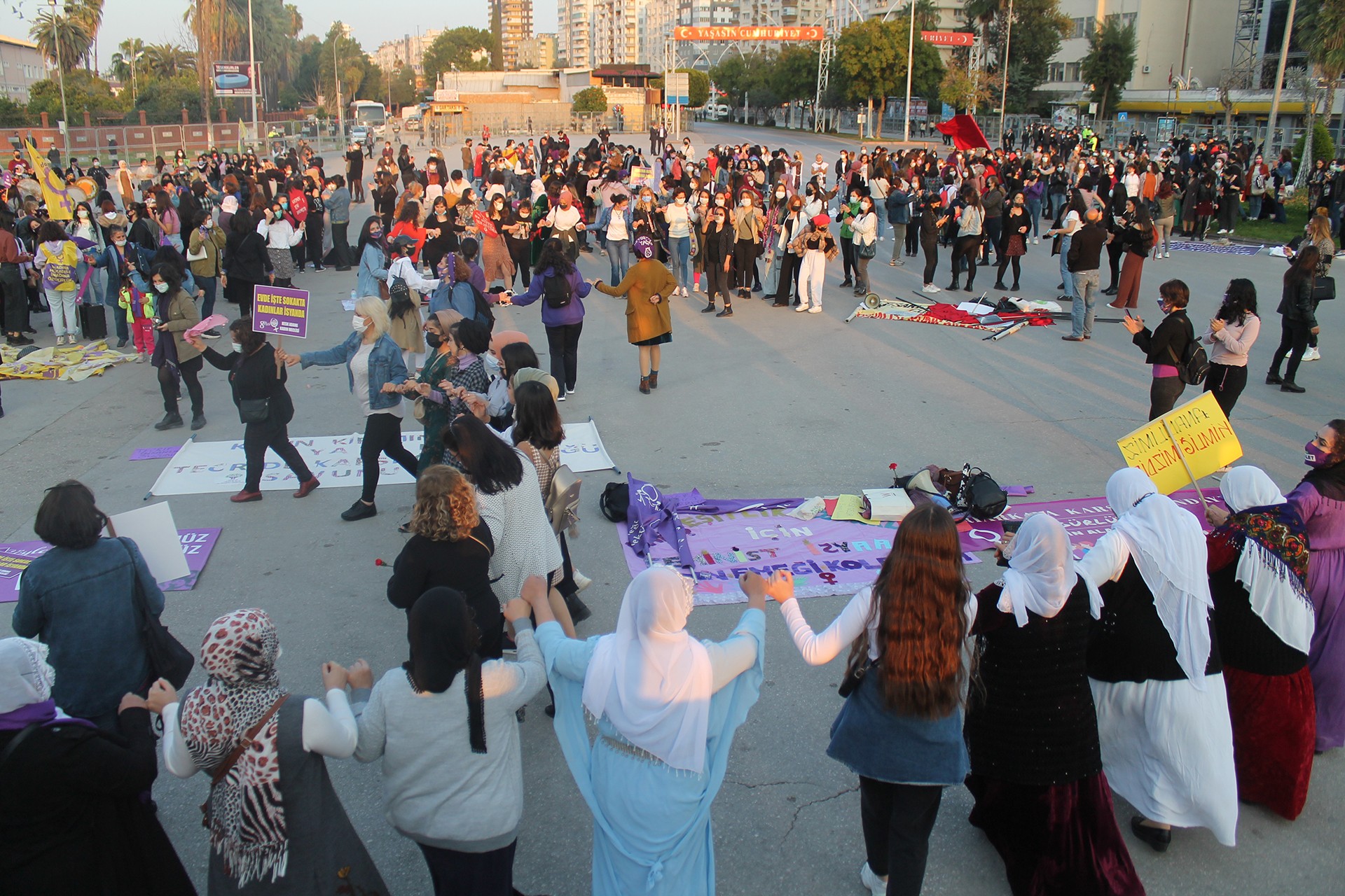 Adana'da kadınlar 8 Mart'ta miting gerçekleştirdi.