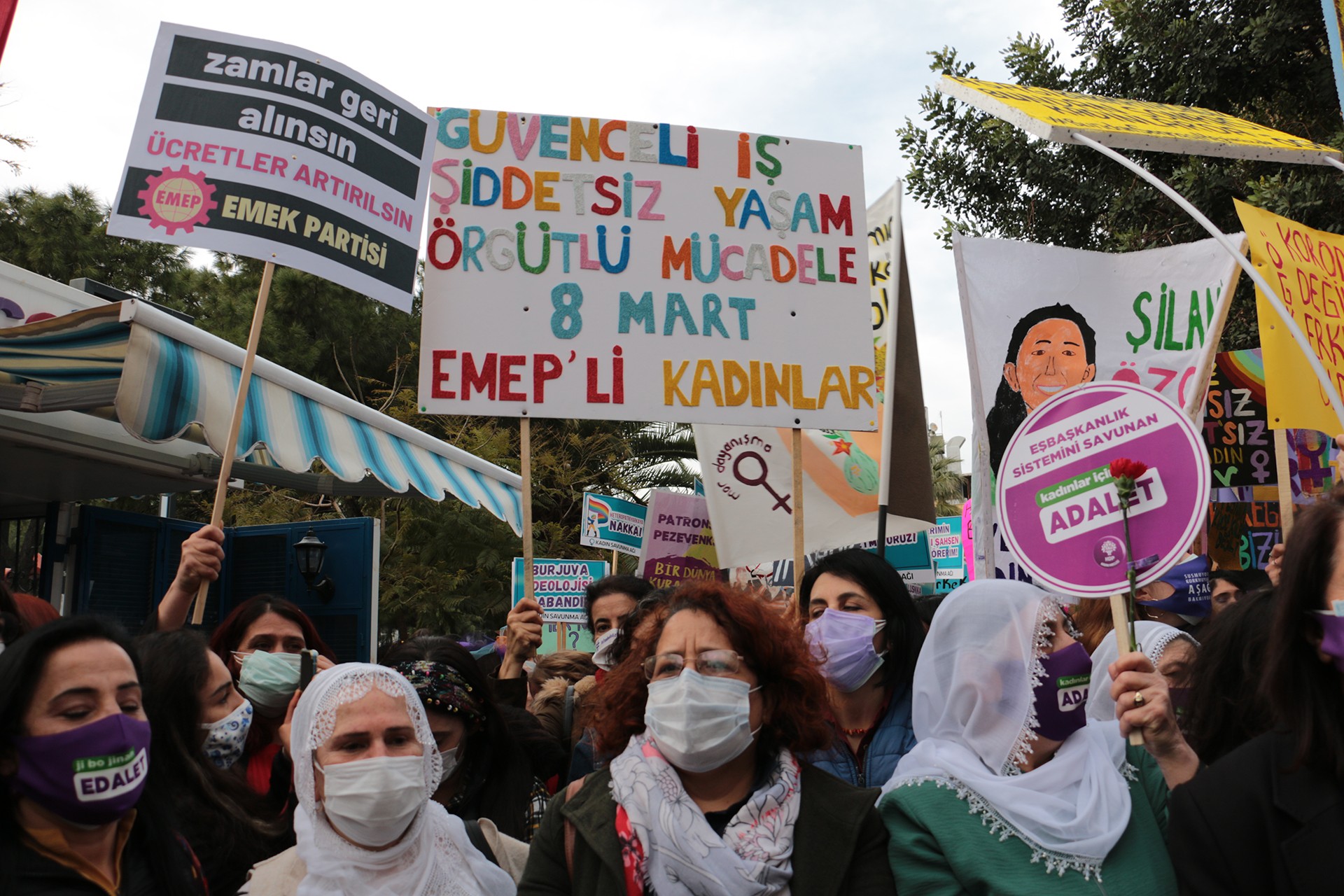 İzmir'de kadınlar 8 Mart'ta taleplerini haykırdı