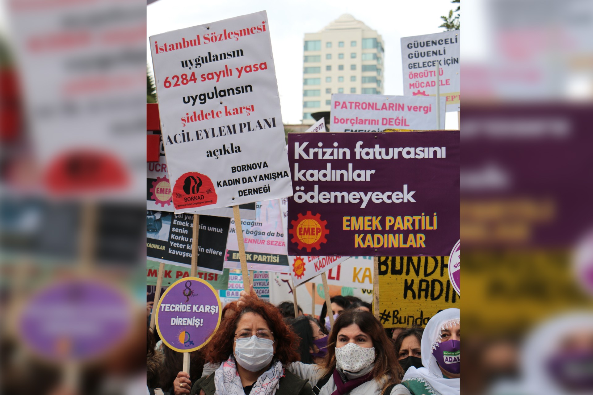 İzmir'de kadınlar 8 Mart'ta taleplerini haykırdı