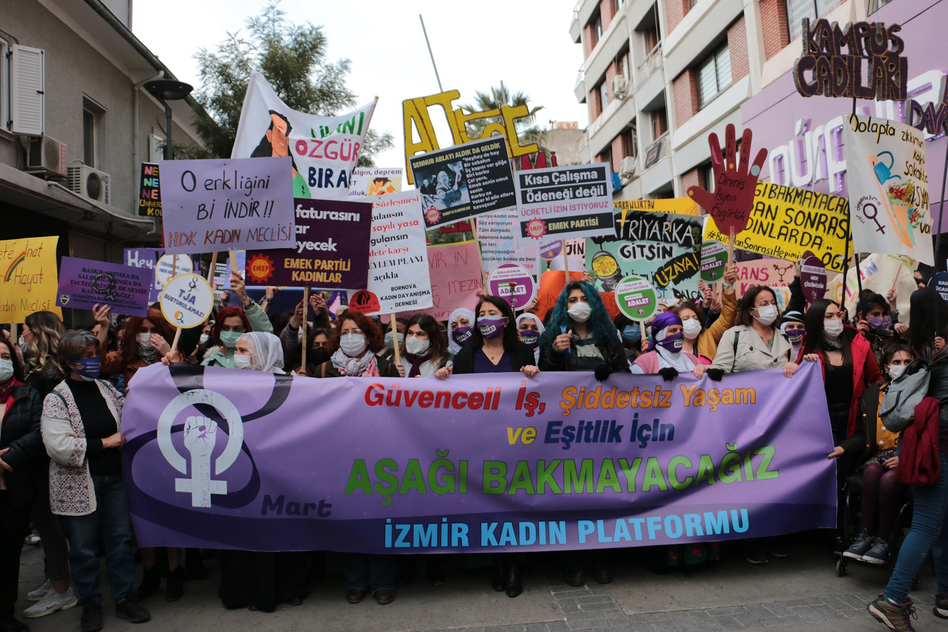 İzmir'de kadınlar 8 Mart'ta taleplerini haykırdı