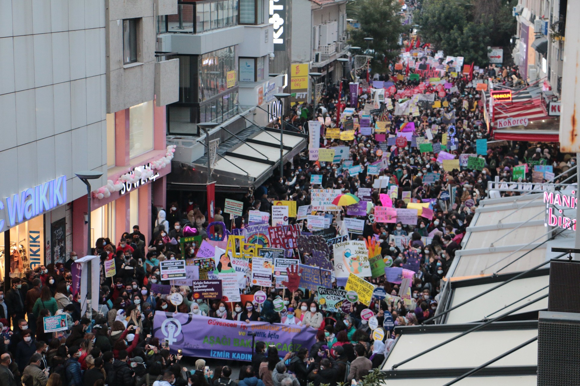 İzmir'de kadınlar 8 Mart'ta alanlardaydı.