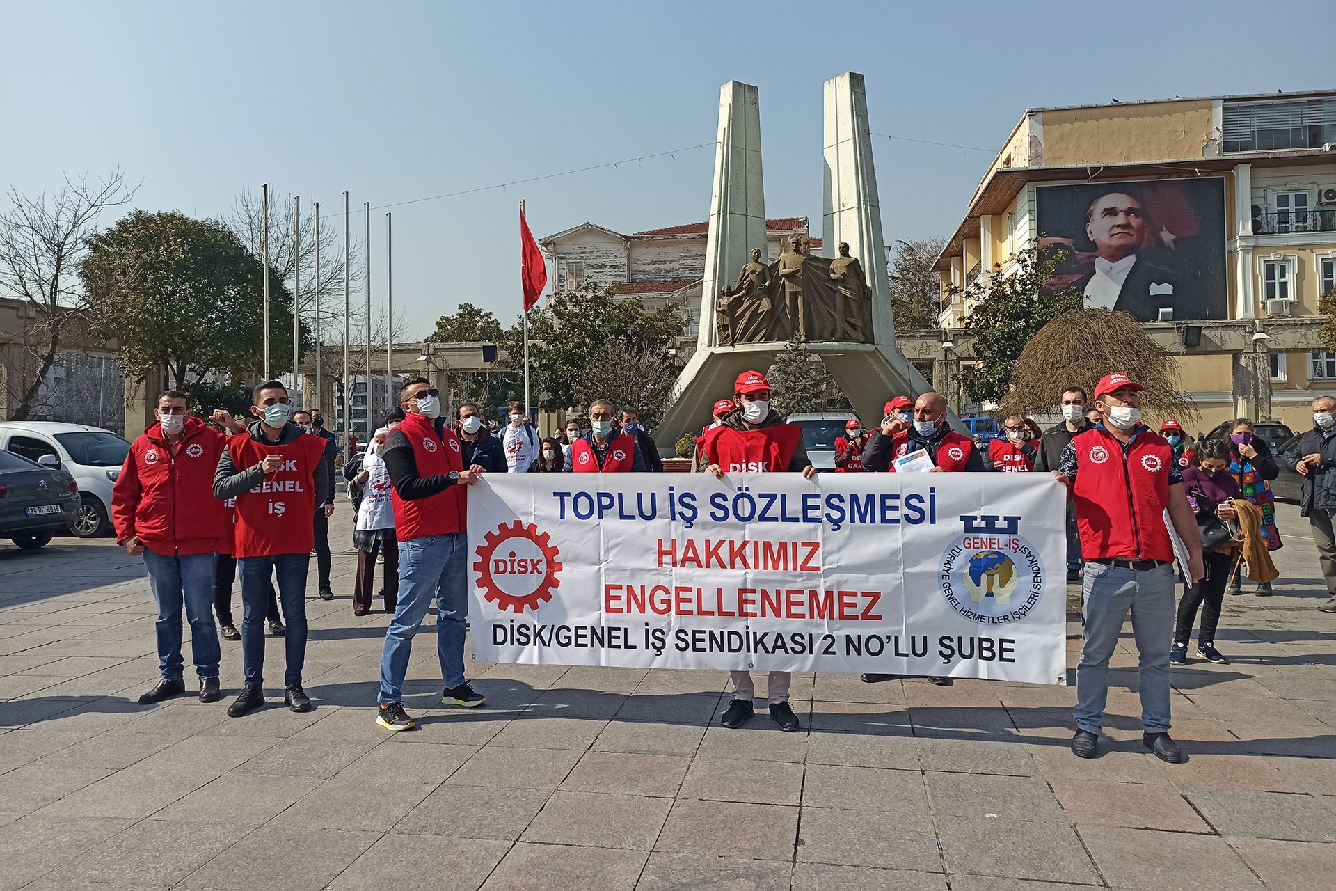 DİSK/Genel-İş üyesi Bakırköy Belediyesi işçileri, Özgürlük Meydanı’nda yaptıkları eylemle TİS haklarını istedi. 