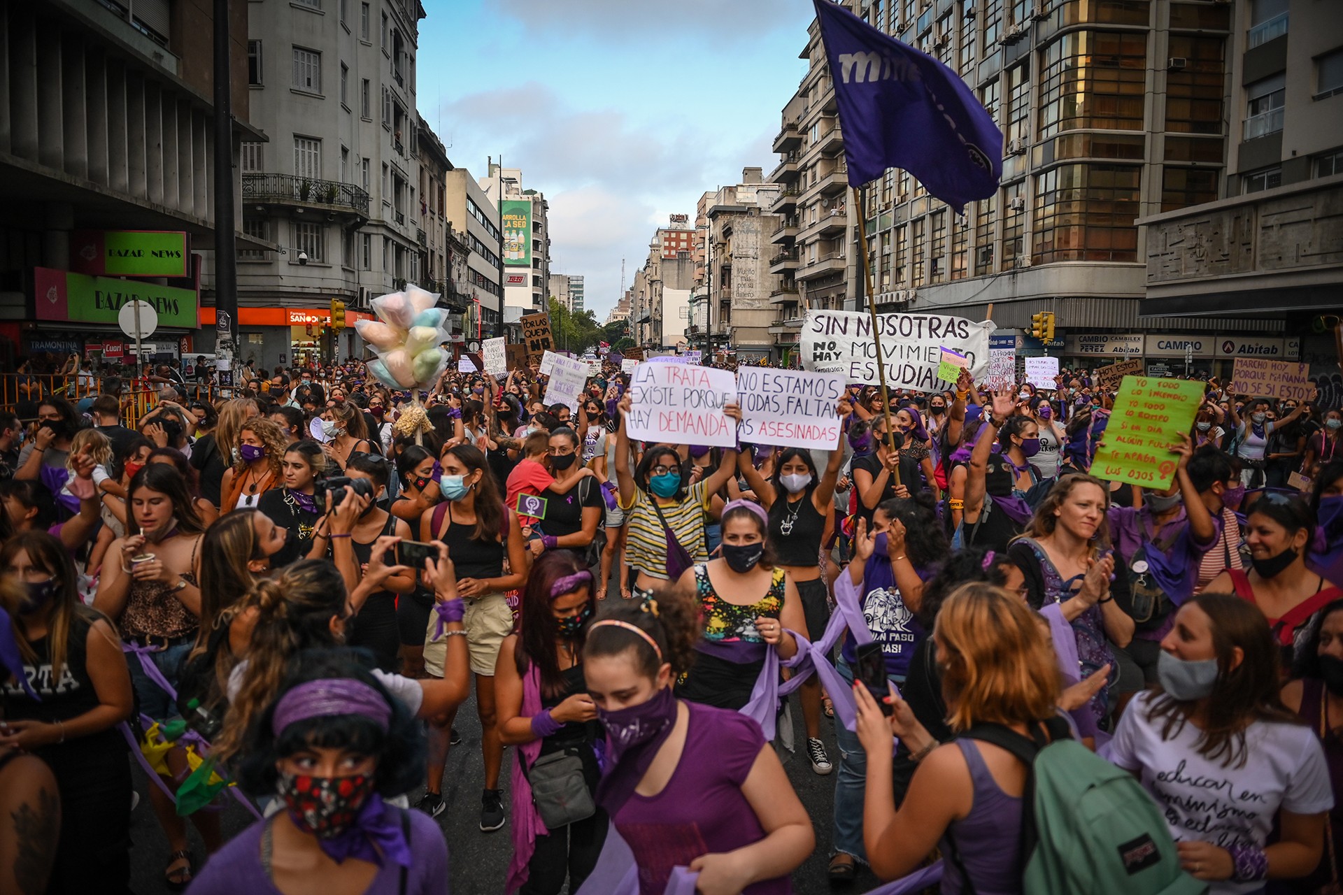 Uruguay'ın başkenti Montevideo'da binlerce kadın, 8 Mart'ta yürüyüş düzenledi.