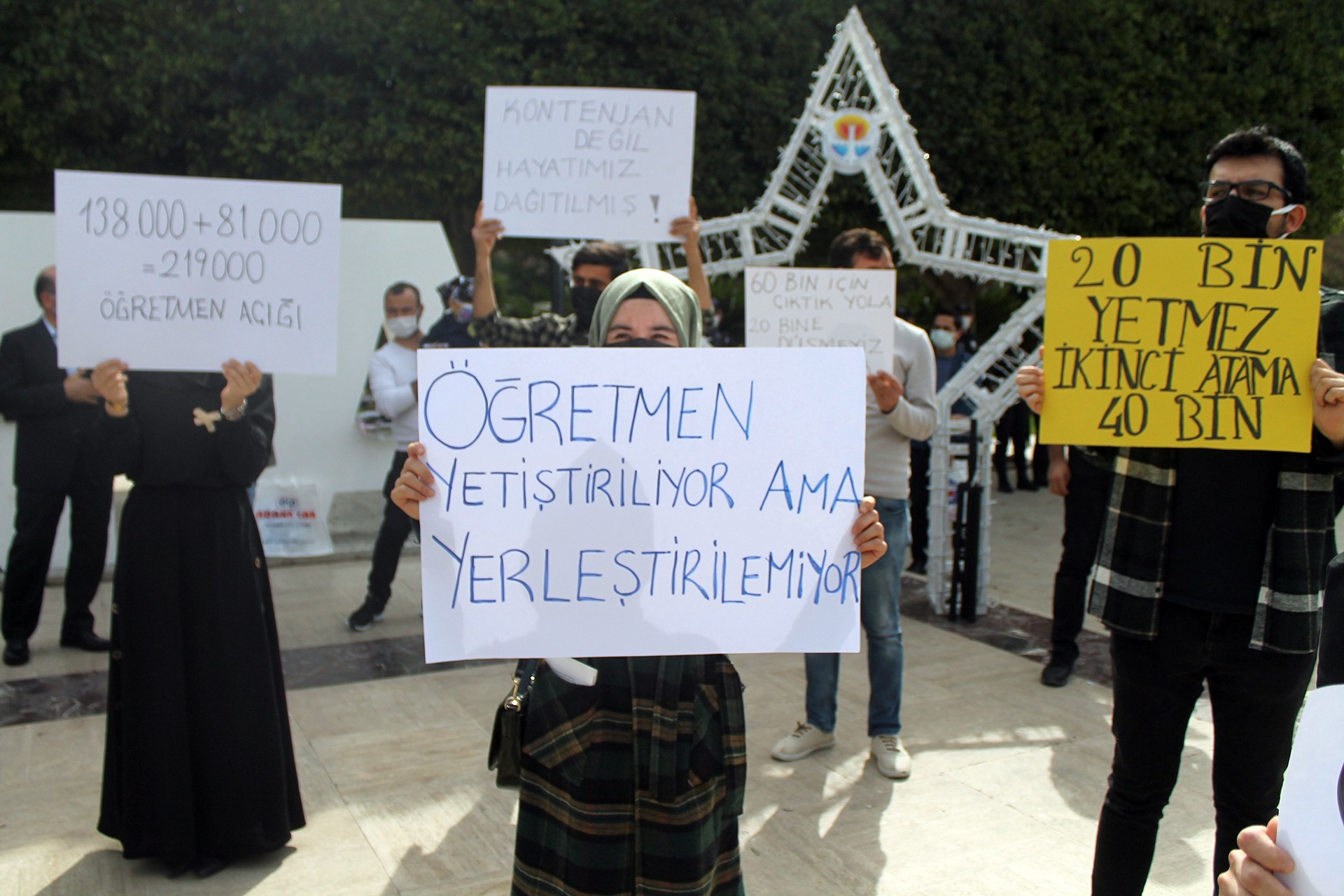 Adana'da ataması yapılmayan öğretmenler, yaptıkları protesto eylemi ve basın açıklamasıyla MEB'in 20 bin sözleşmeli öğretmen atama kararına tepki gösterdi.