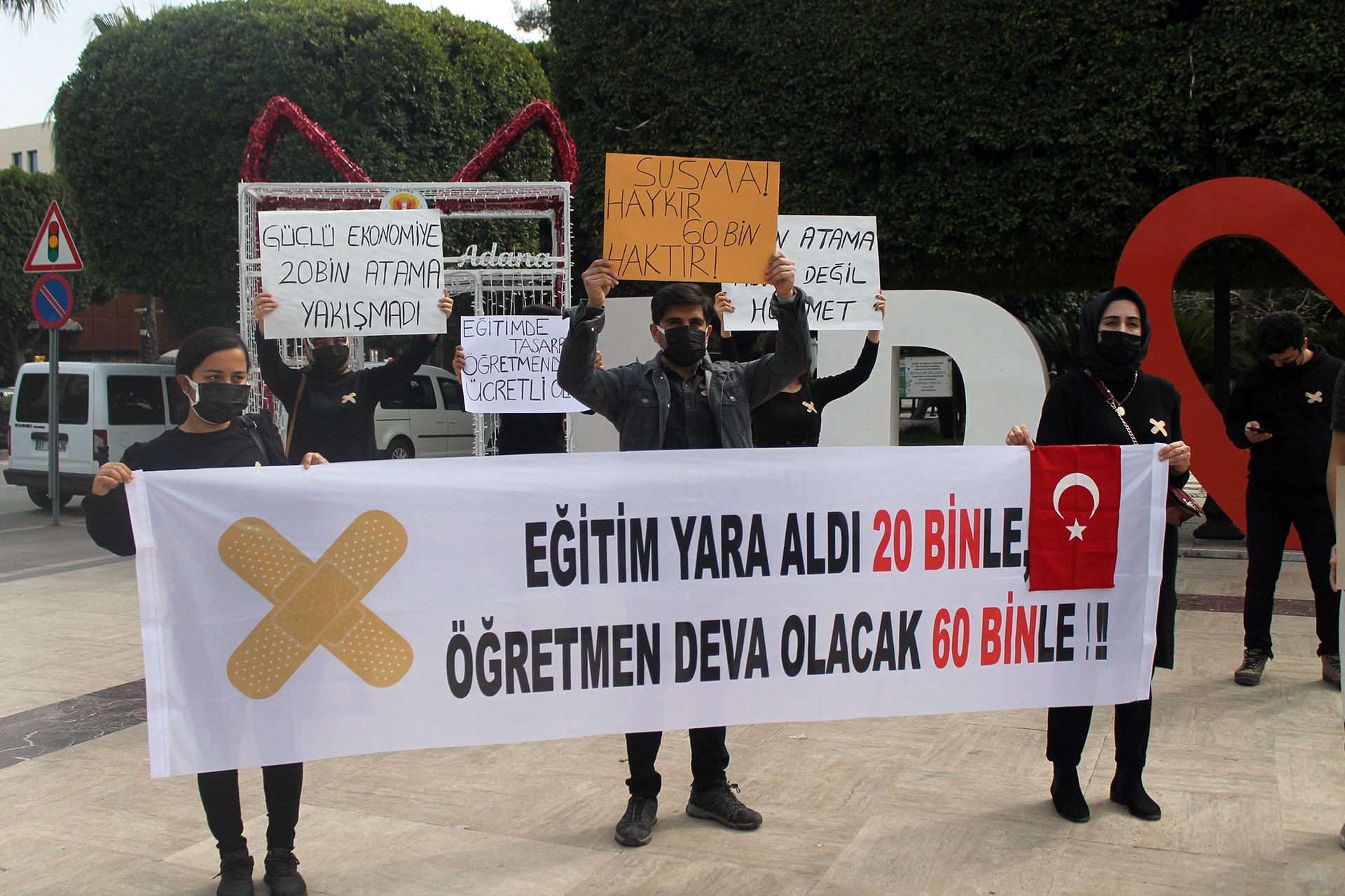 Adana'da ataması yapılmayan öğretmenler, yaptıkları protesto eylemi ve basın açıklamasıyla MEB'in 20 bin sözleşmeli öğretmen atama kararına tepki gösterdi.