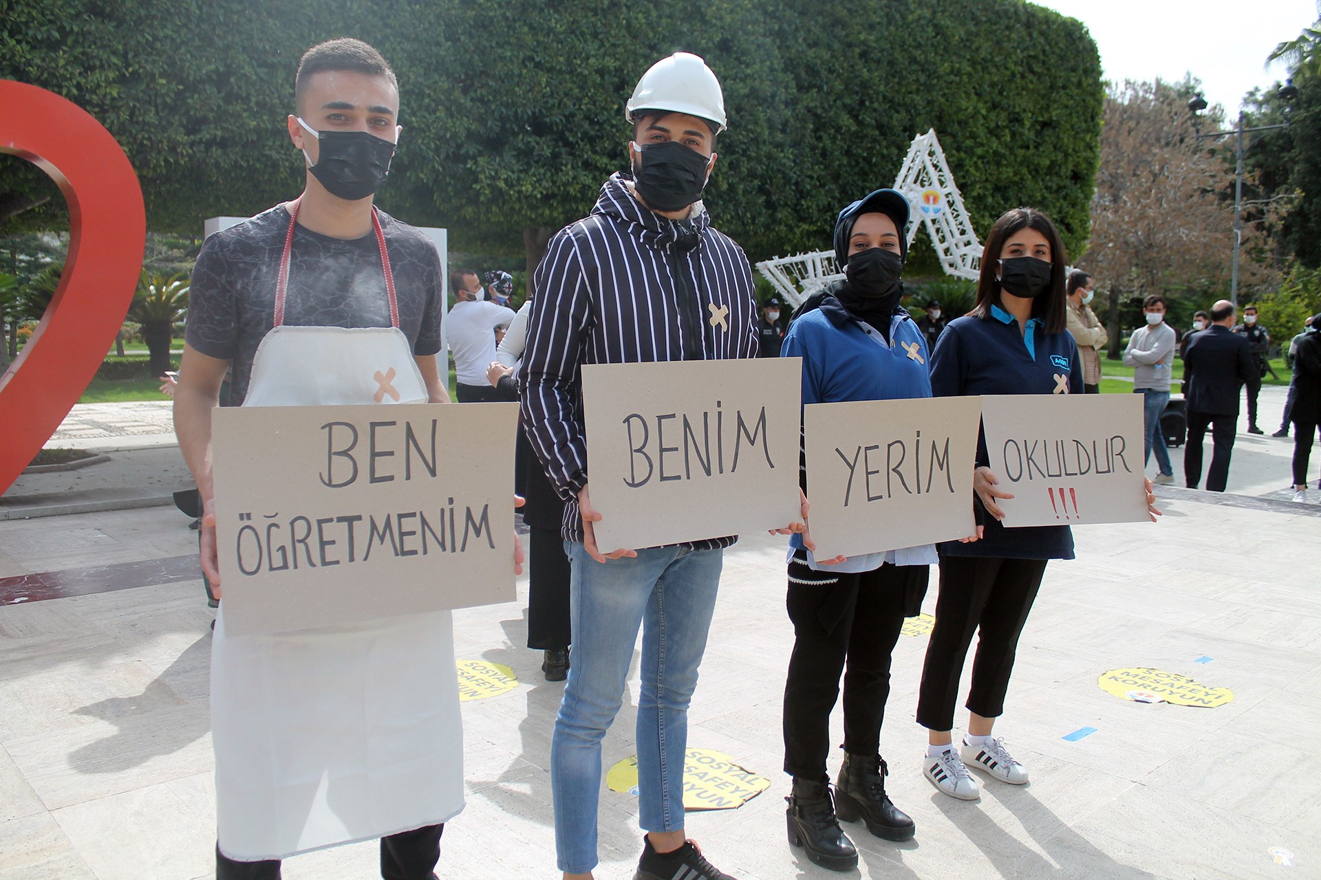 Adana'da ataması yapılmayan öğretmenler, yaptıkları protesto eylemi ve basın açıklamasıyla MEB'in 20 bin sözleşmeli öğretmen atama kararına tepki gösterdi.