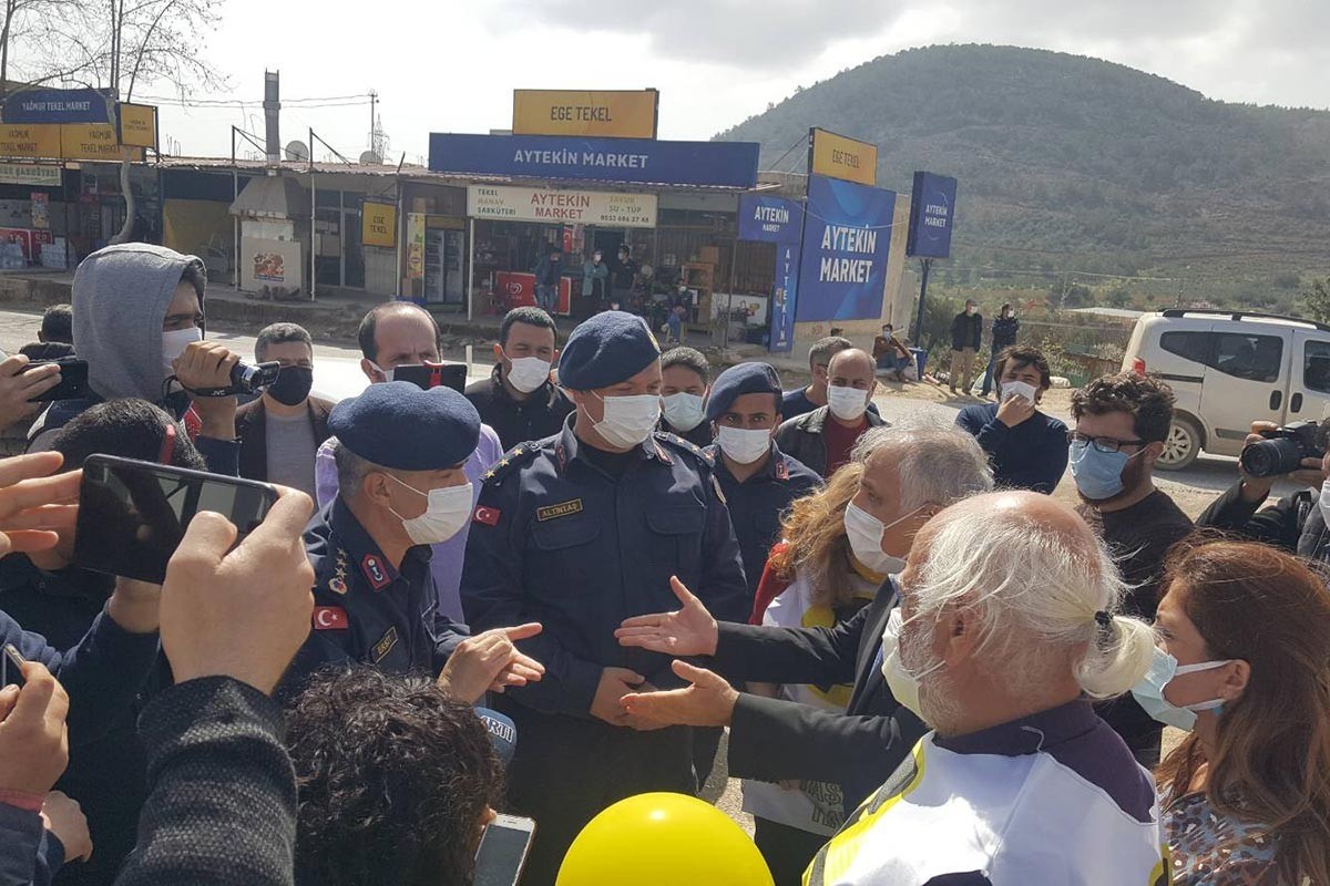 NKP üyeleri Jandarma ile tartışıyor