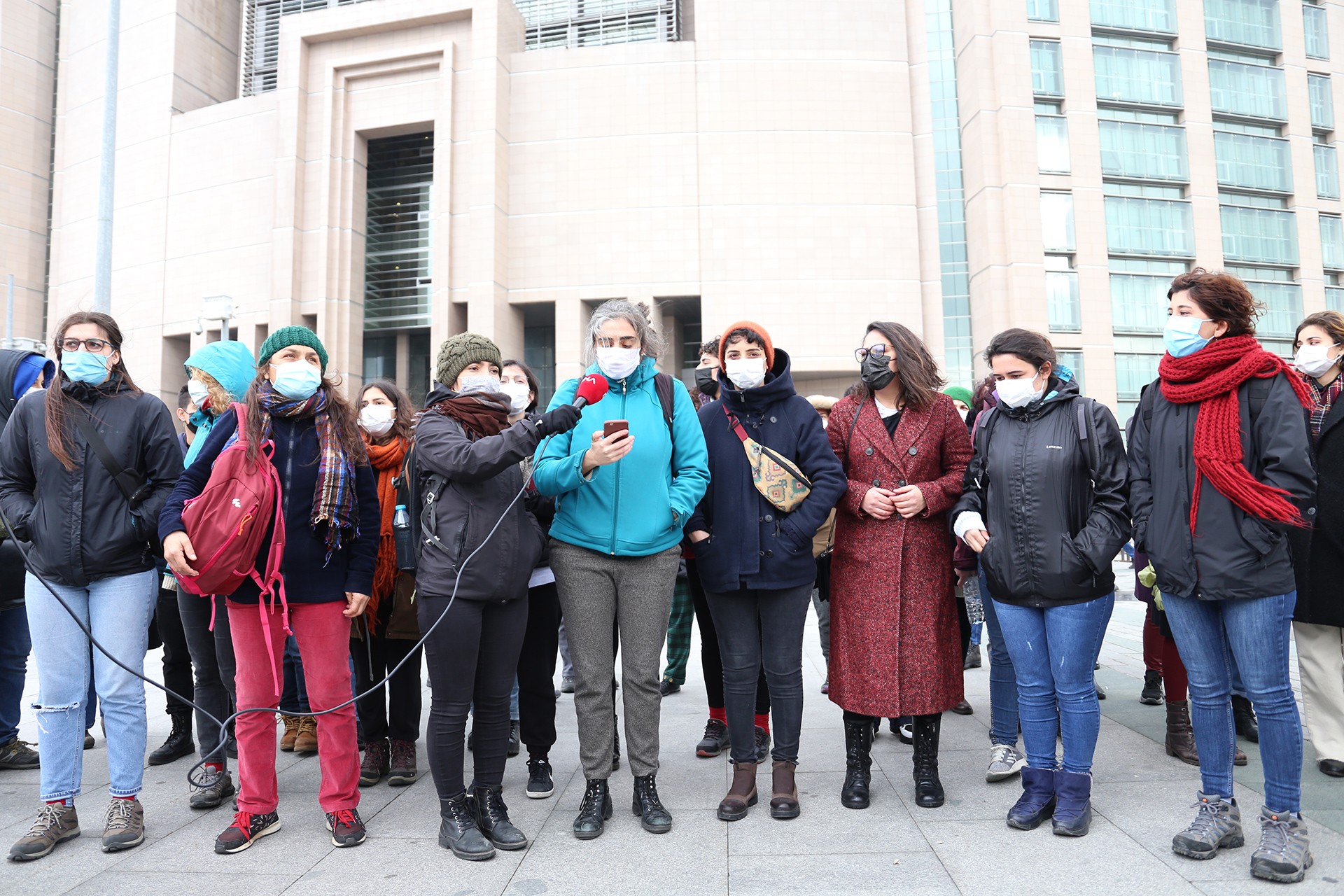 Feminist Gece Yürüşü’ne katıldıkları için gözaltında bulunan arkadaşlarına destek için adliye önünde bekleyen kadınlar açıklama yaptı.