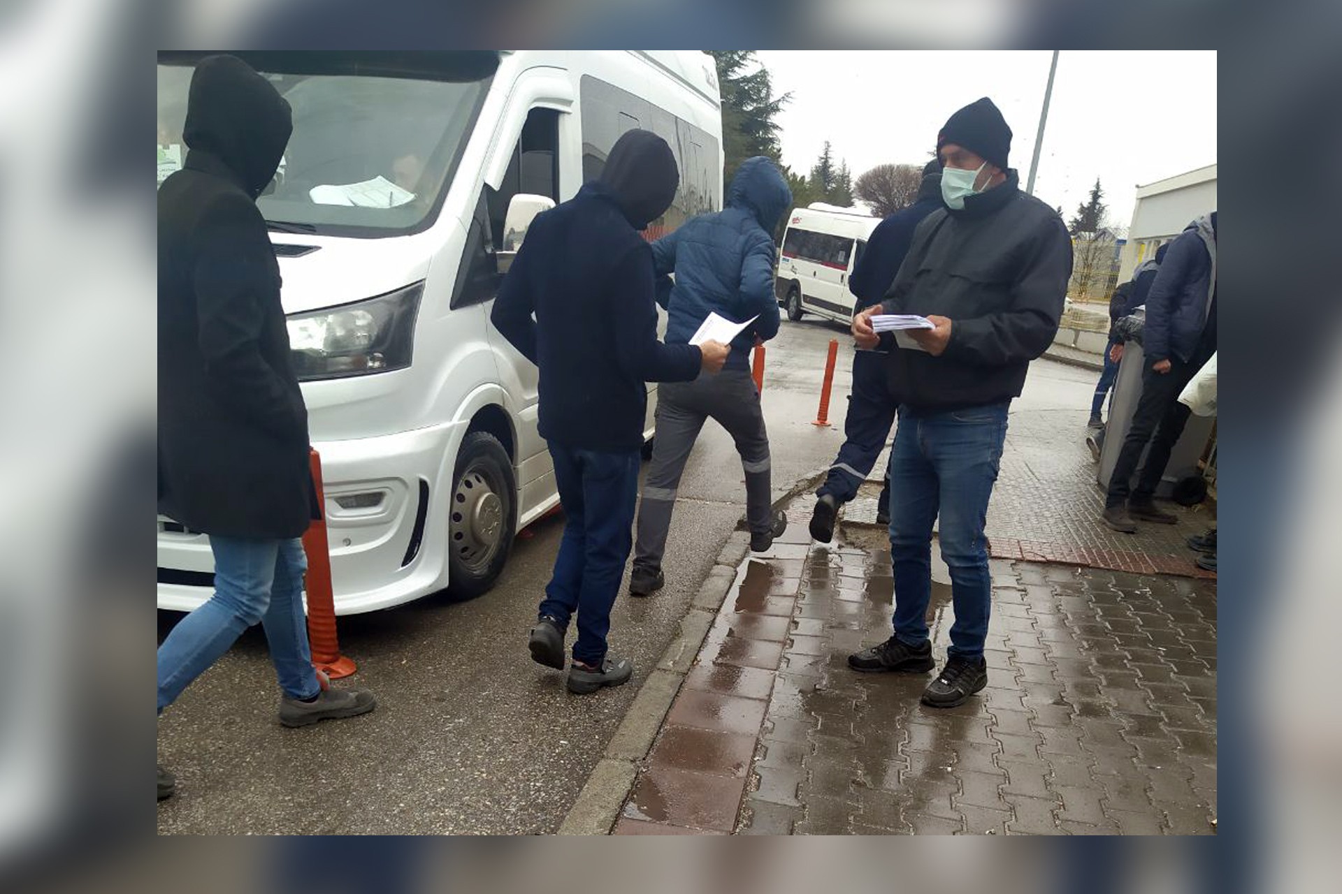 Eskişehir'de Emek Partisi üyelerinin Candy Hoover işçilerine bildiri dağıtması bir kez daha özel güvenlikler tarafından engellenmek istendi.