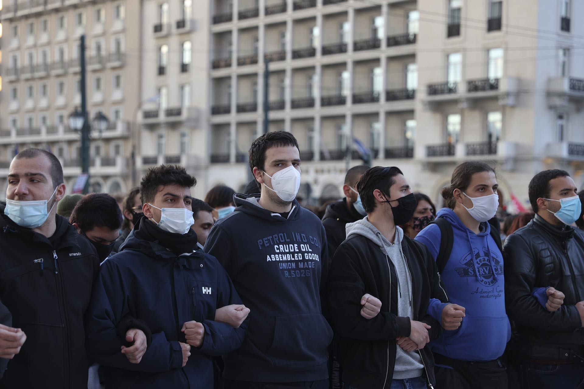 Atina'da polis şiddetini protesto eden gençler, kol kola girmiş