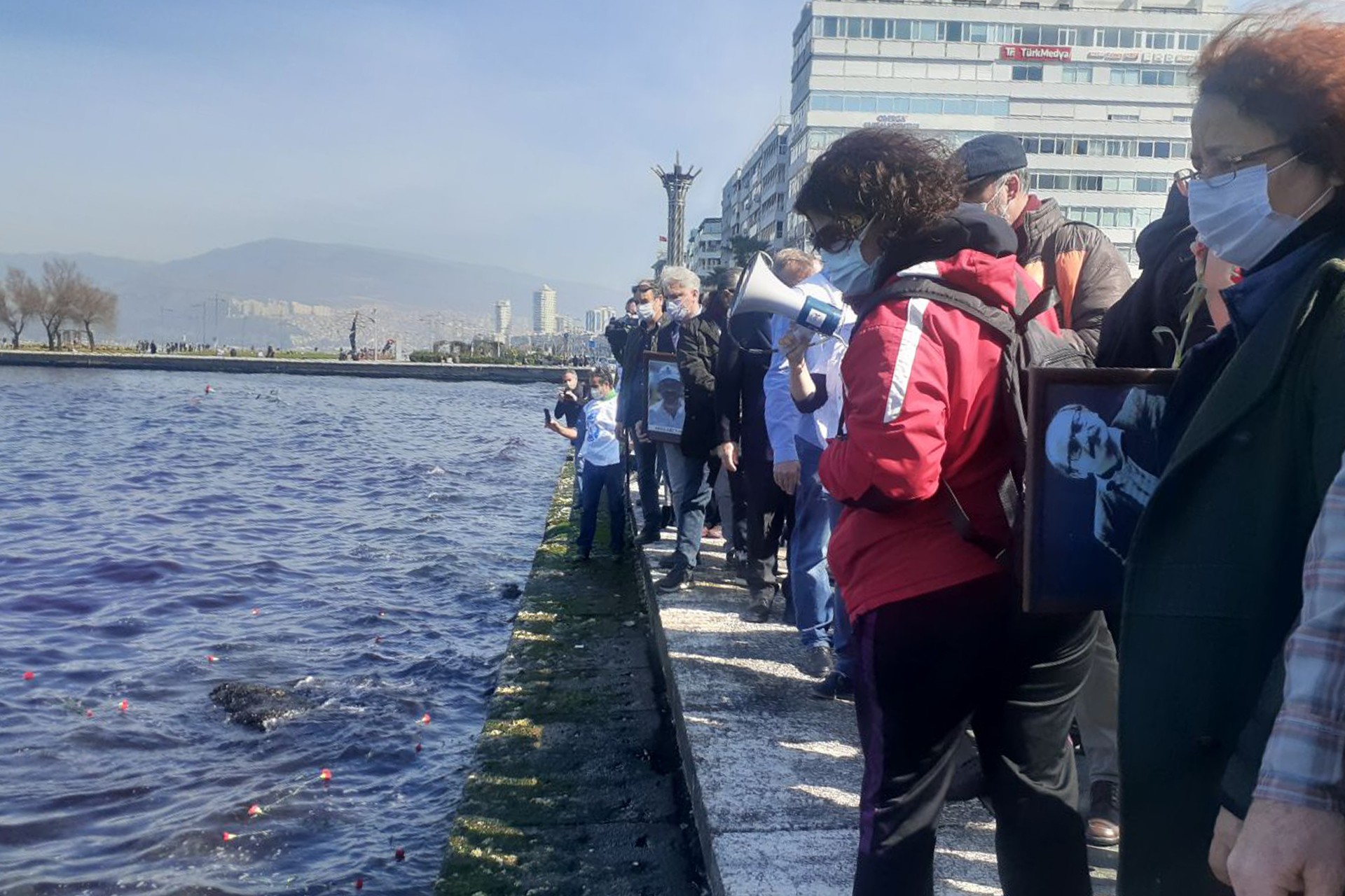 'İnsanca çalışmak ve yaşamak istiyoruz' diyen İzmir Sağlık Platformu, yaşamını yitiren sağlık emekçileri için denize karanfil bıraktı.