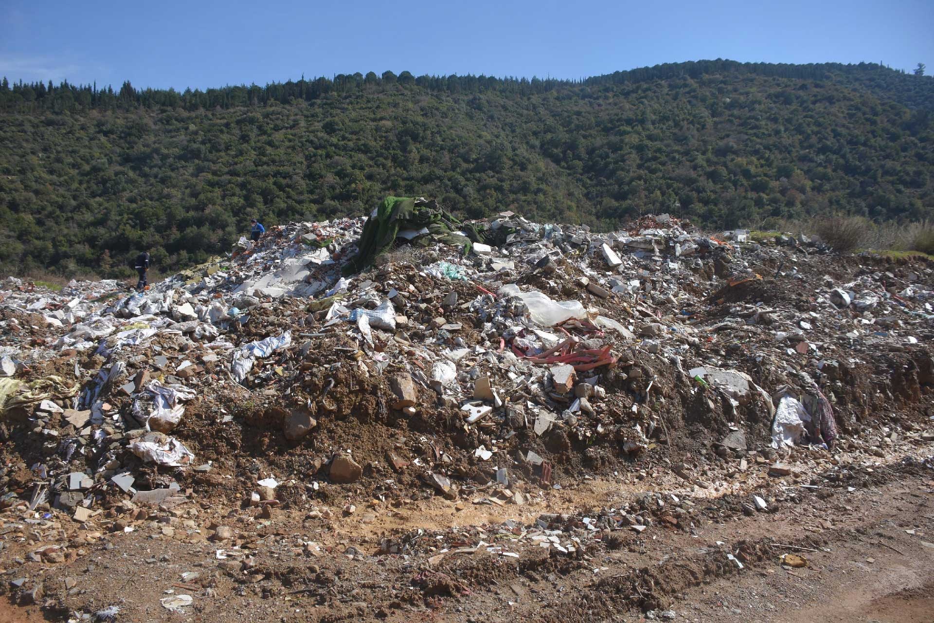 Uzundere Mahallesi'ndeki tarım alanı, kaçak moloz ve hafriyat dökümleri sebebiyle çöplüğe döndü