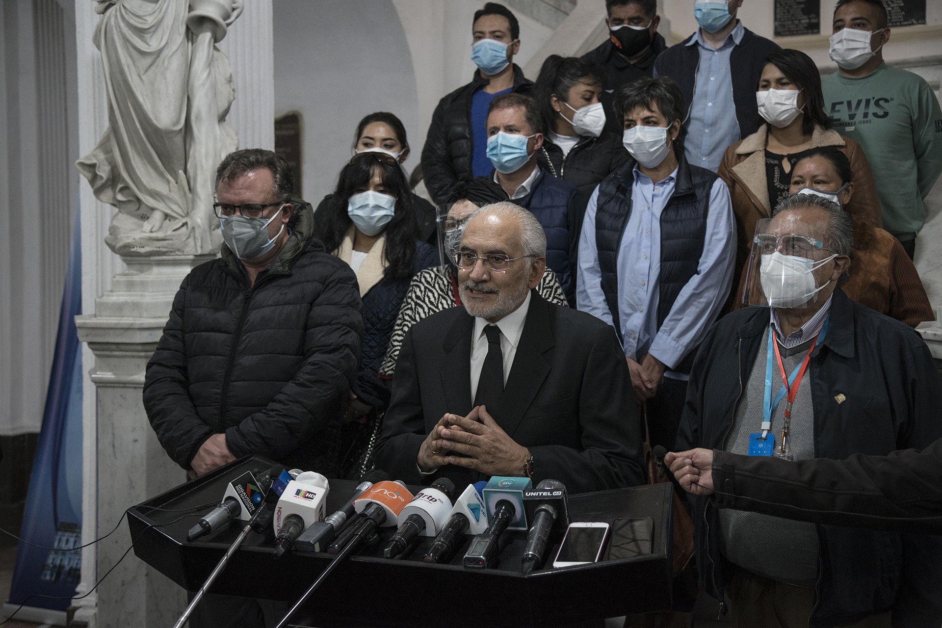 Yurttaş Birliği Partisinin (CC) lideri ve eski Devlet Başkanı Carlos Mesa, başkent La Paz'da düzenlediği basın toplantısında konuşurken.