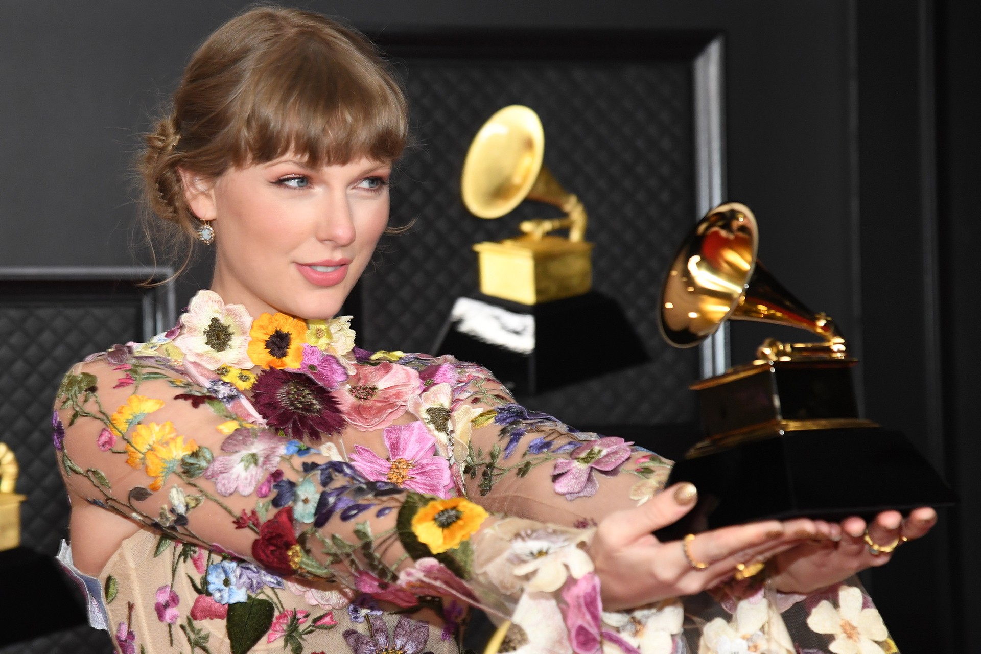 63'üncü Grammy ödüllerinde 'Yılın albümü' ödülünü 'Folklore' albümüyle kazanan Taylor Swift