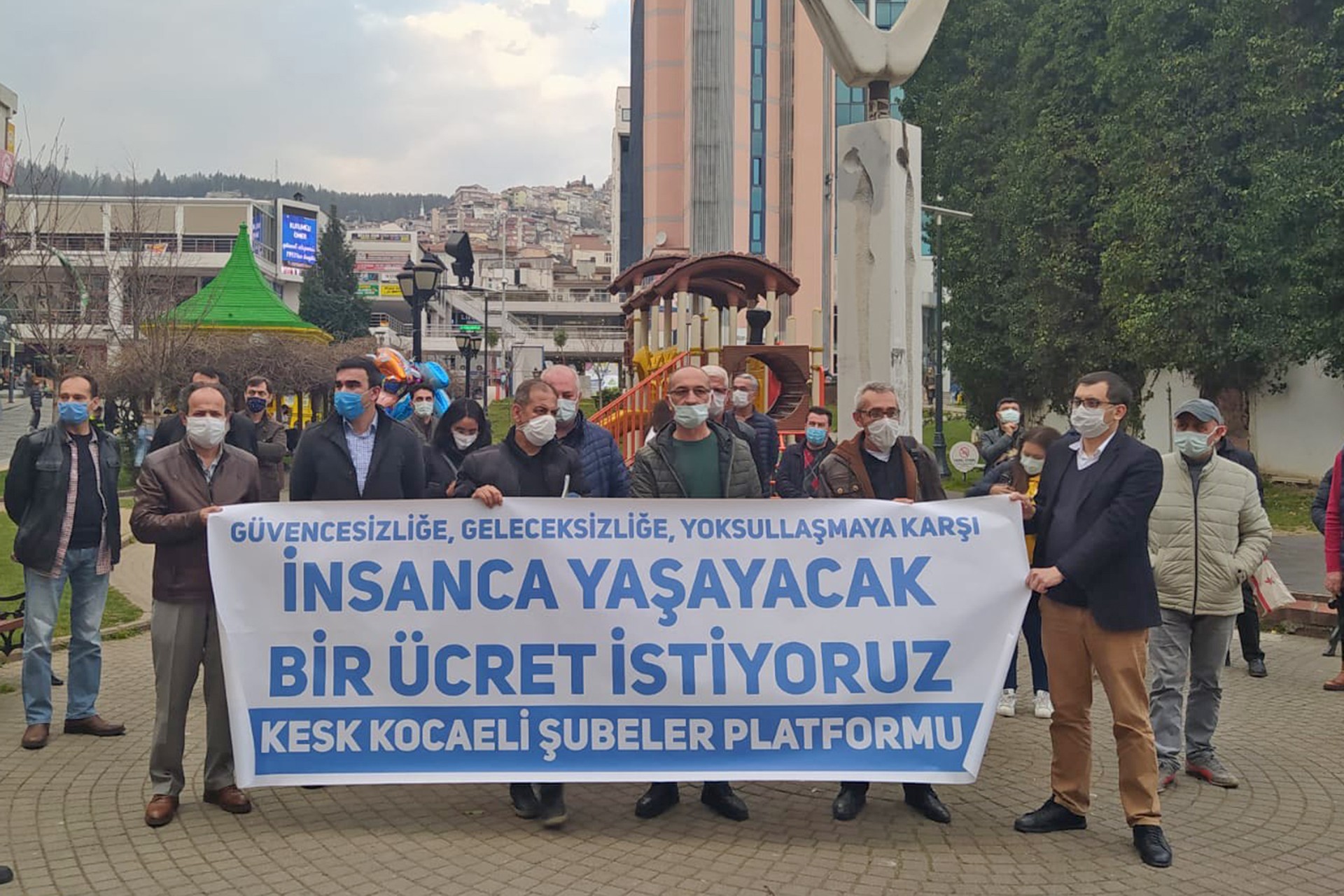 KESK Kocaeli Şubeler Platformu, kamu emekçilerinin maaşlarına yapılan yüzde 3’lük zammı protesto ederek ek zam talep etti.