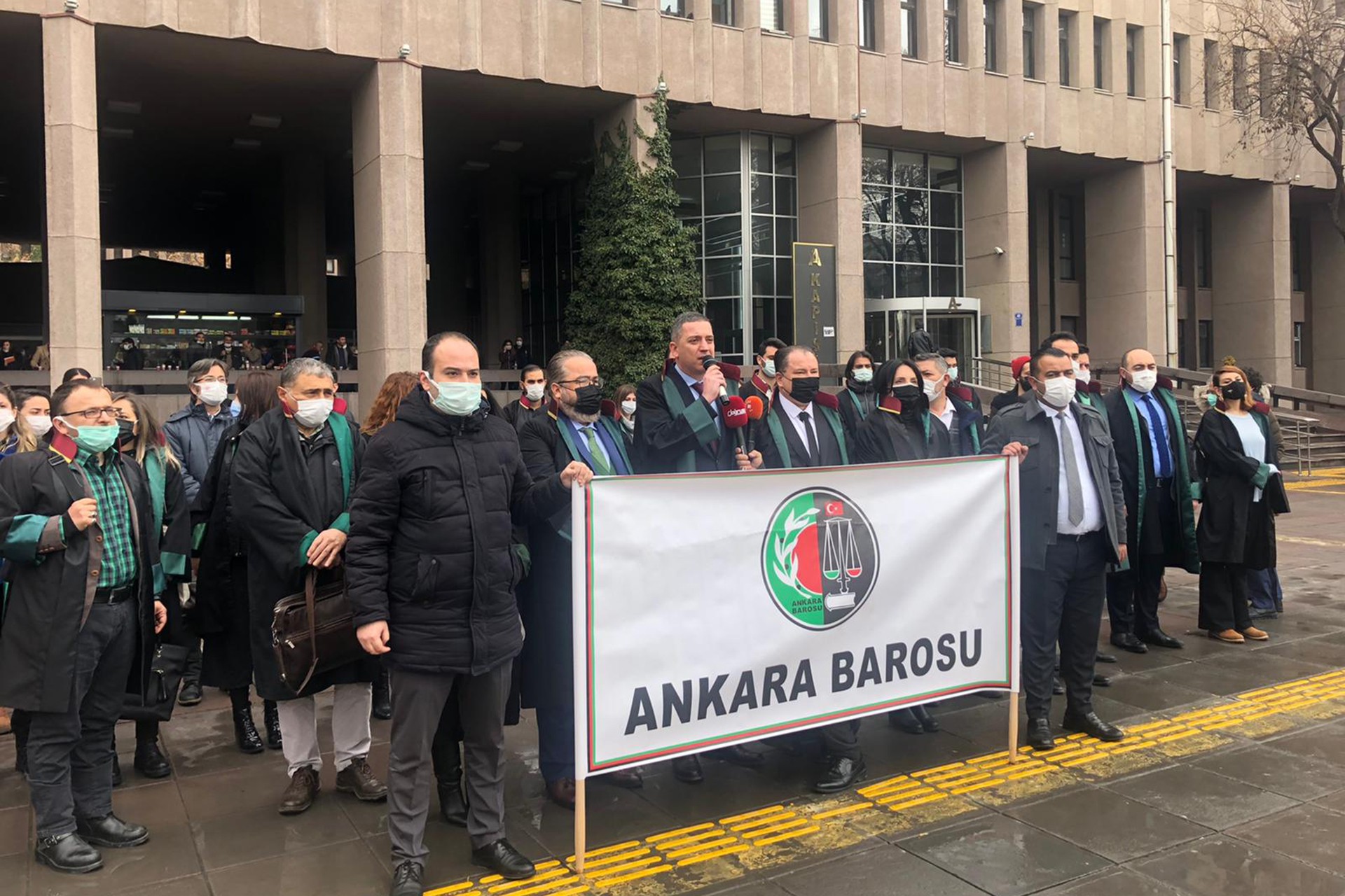 Ankara Barosu Ankara Adliyesi önünde açıklama yaptı