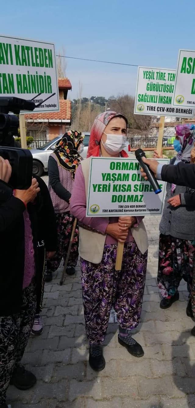 Tireliler mermer ocağına karşı basın açıklaması yapıyor. 