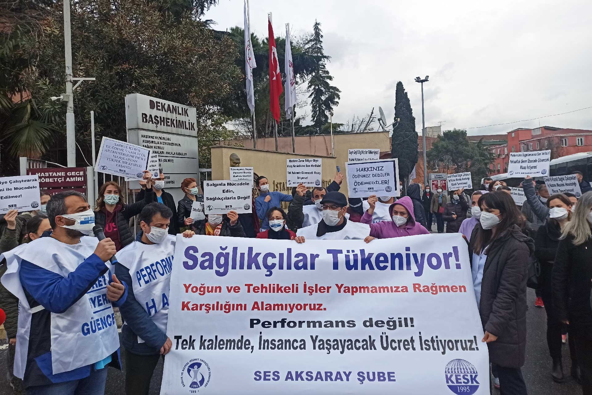 İstanbul Tıp Fakültesinde çalışan sağlık emekçileri el konulan ek ödemelerini istedi