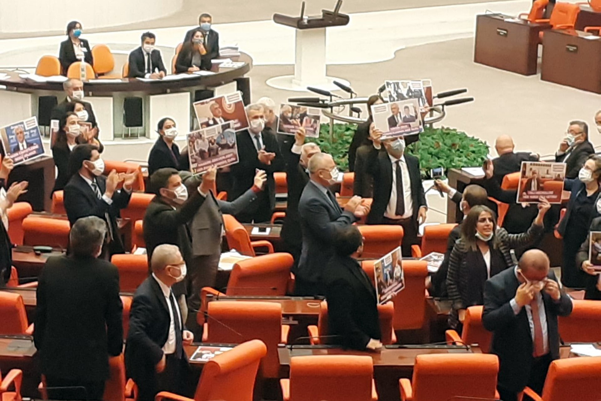 Gergerlioğlu hakkındaki kararın okunmasının ardından milletvekilleri TBMM'de protesto eylemi yaptı