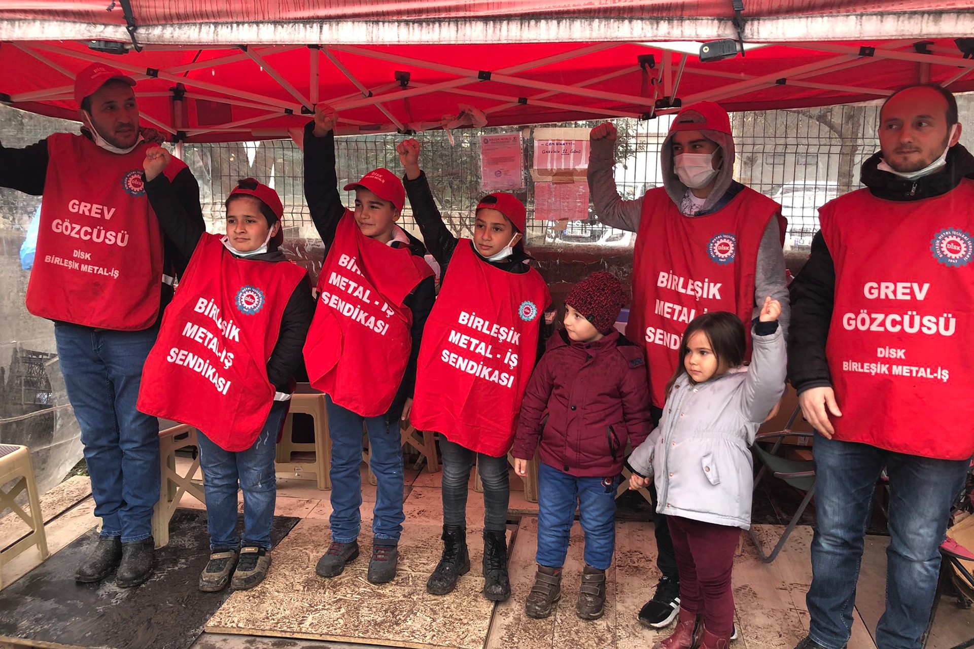 Cem Bialetti fabrikasında hakları için greve çıkan işçilere çocukları destek verdi.