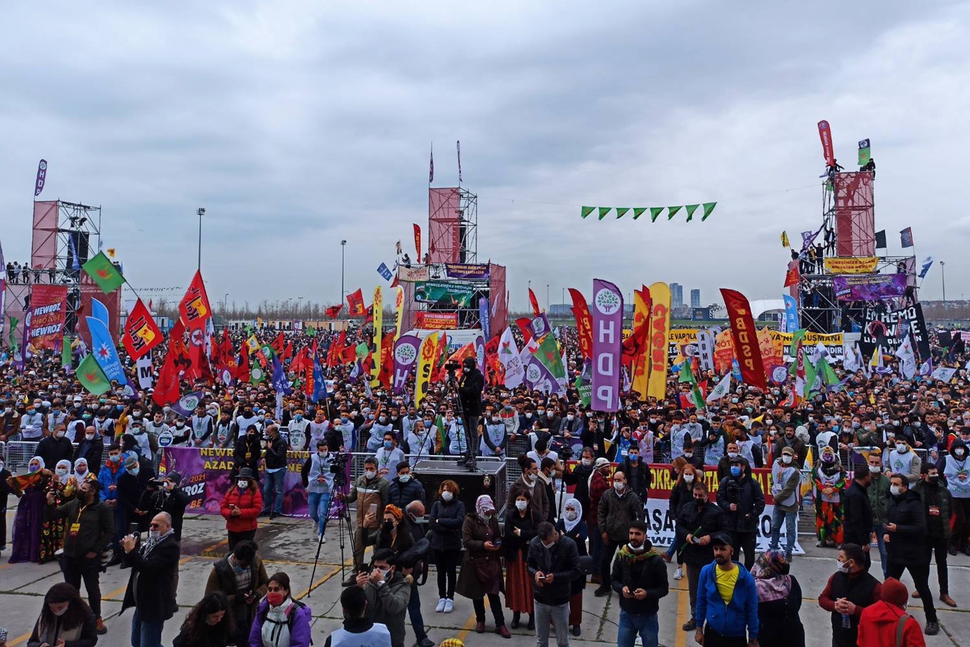 İstanbul Newroz'una katılanlar halay çekti