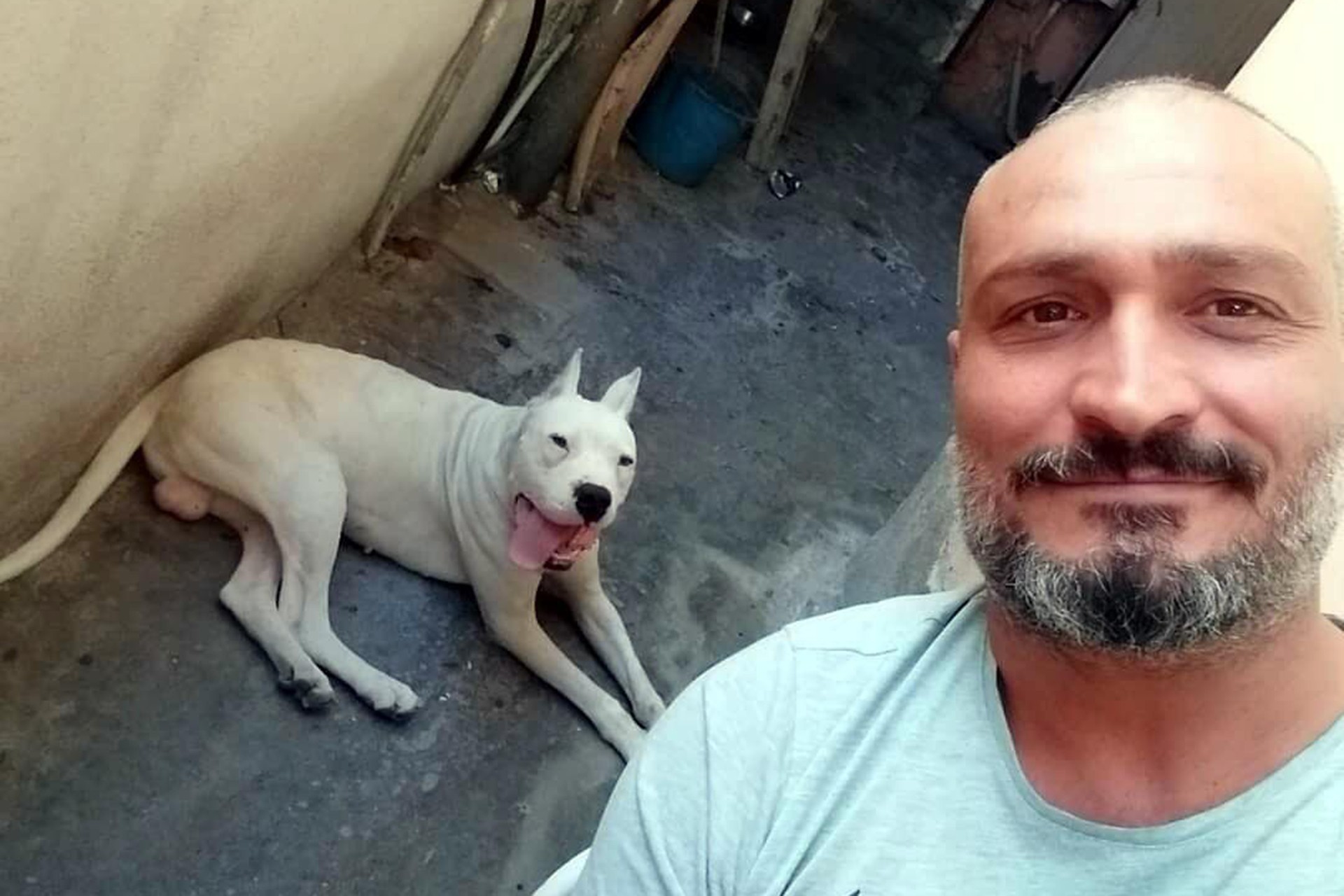 Ceyda Yüksel'in çlü bulunduğu evin sahibi olan Serkan Dindar ve köpeği.