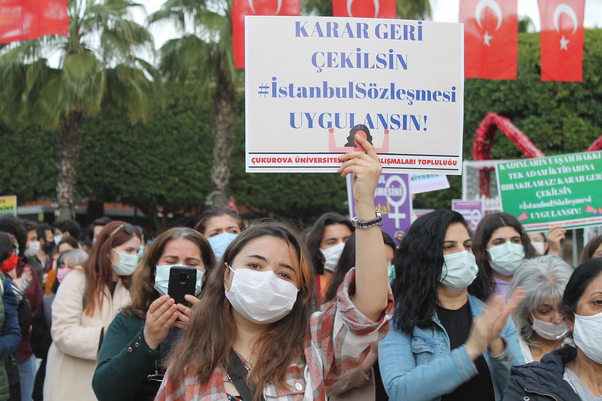 İstanbul Sözleşmesi pankartı taşıyan bir kadın.