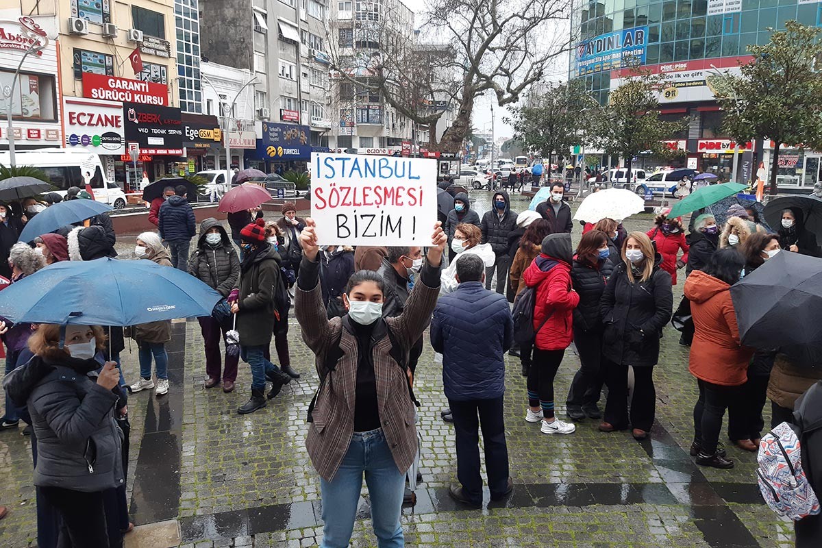 Edremit'te meydanda toplanan kadınlar