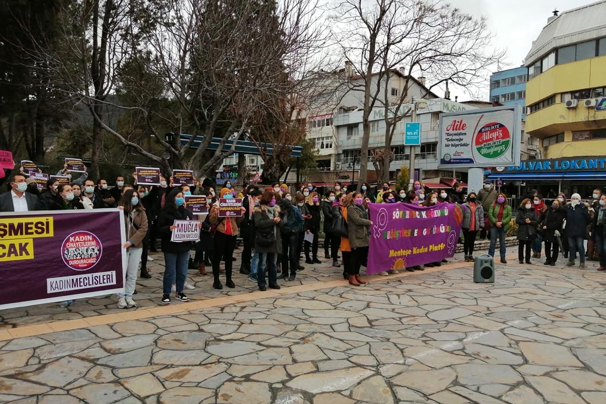 Fethiye'de eylemdeki kadınlar