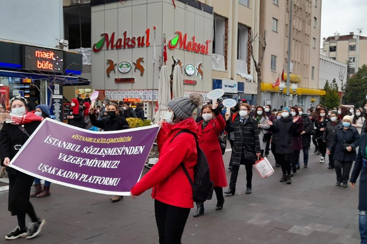 Uşak'ta pankartları ile yürüyen kadınlar