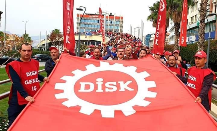 sendikalı işçiler disk bayrağı ile