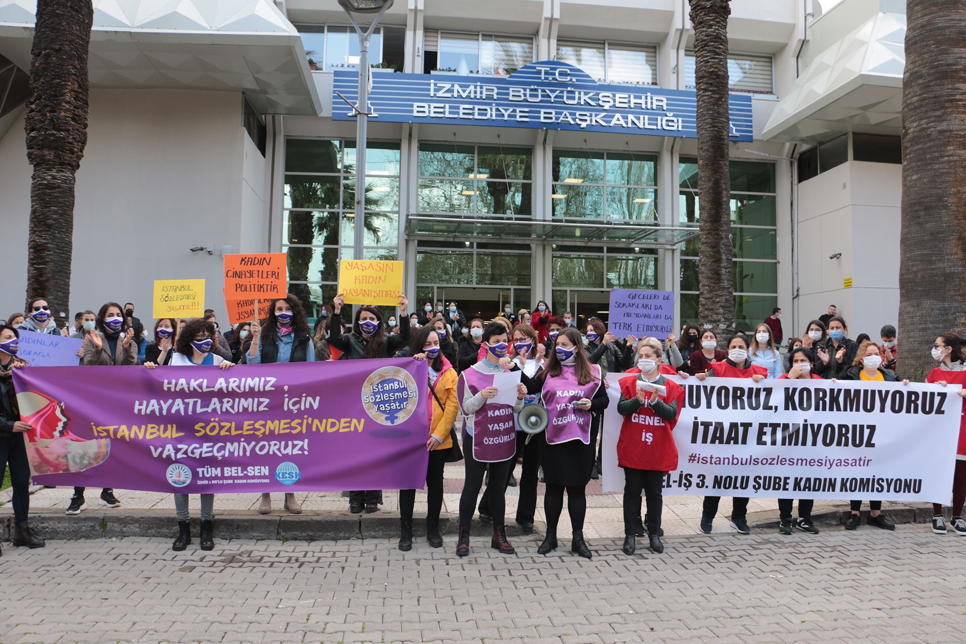 Tüm-Bel Sen İzmir 1 Nolu Şube  ile Genel-İş İzmir 3 Nolu Kadın Komisyonu İstanbul Sözleşmesinin feshine karşı basın açıklaması yaptı. 