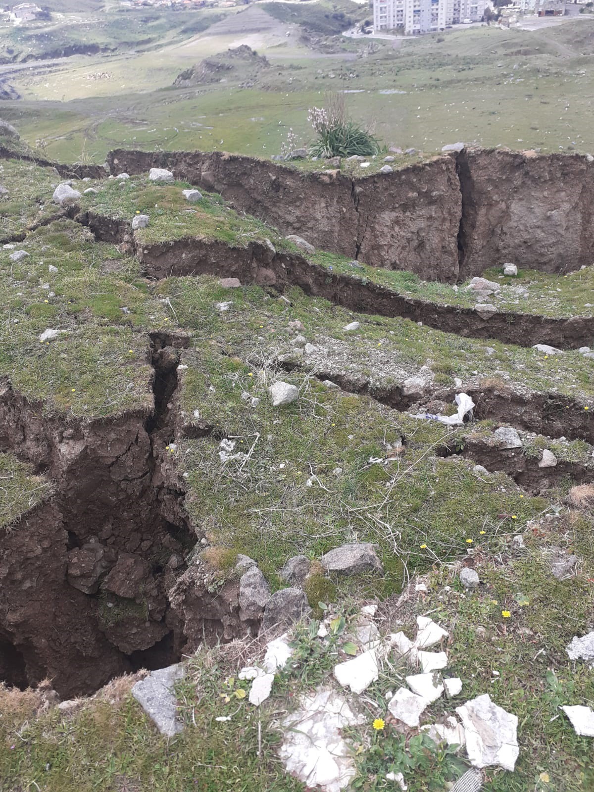 Harmandalı çöplüğünden kaynaklı olaşan çatlaklar.