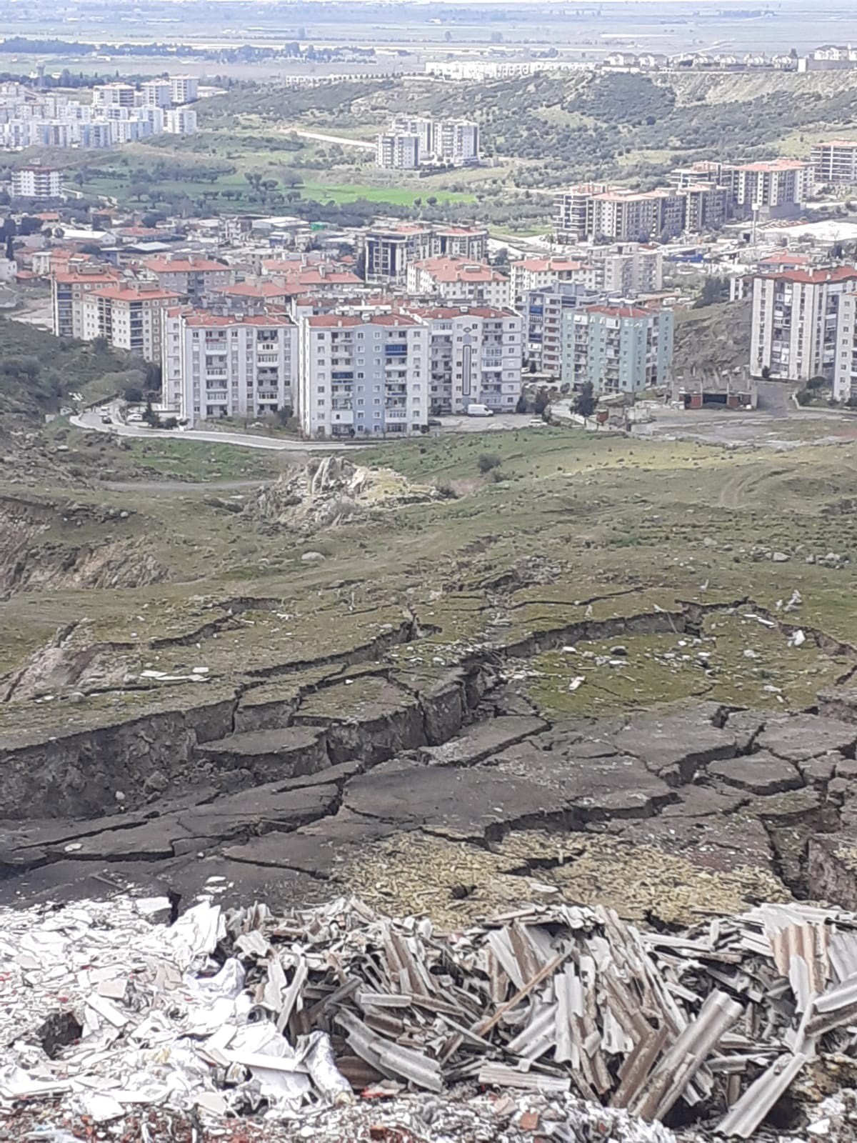 Harmandalı çöplüğünden kaynaklı olaşan çatlaklar.