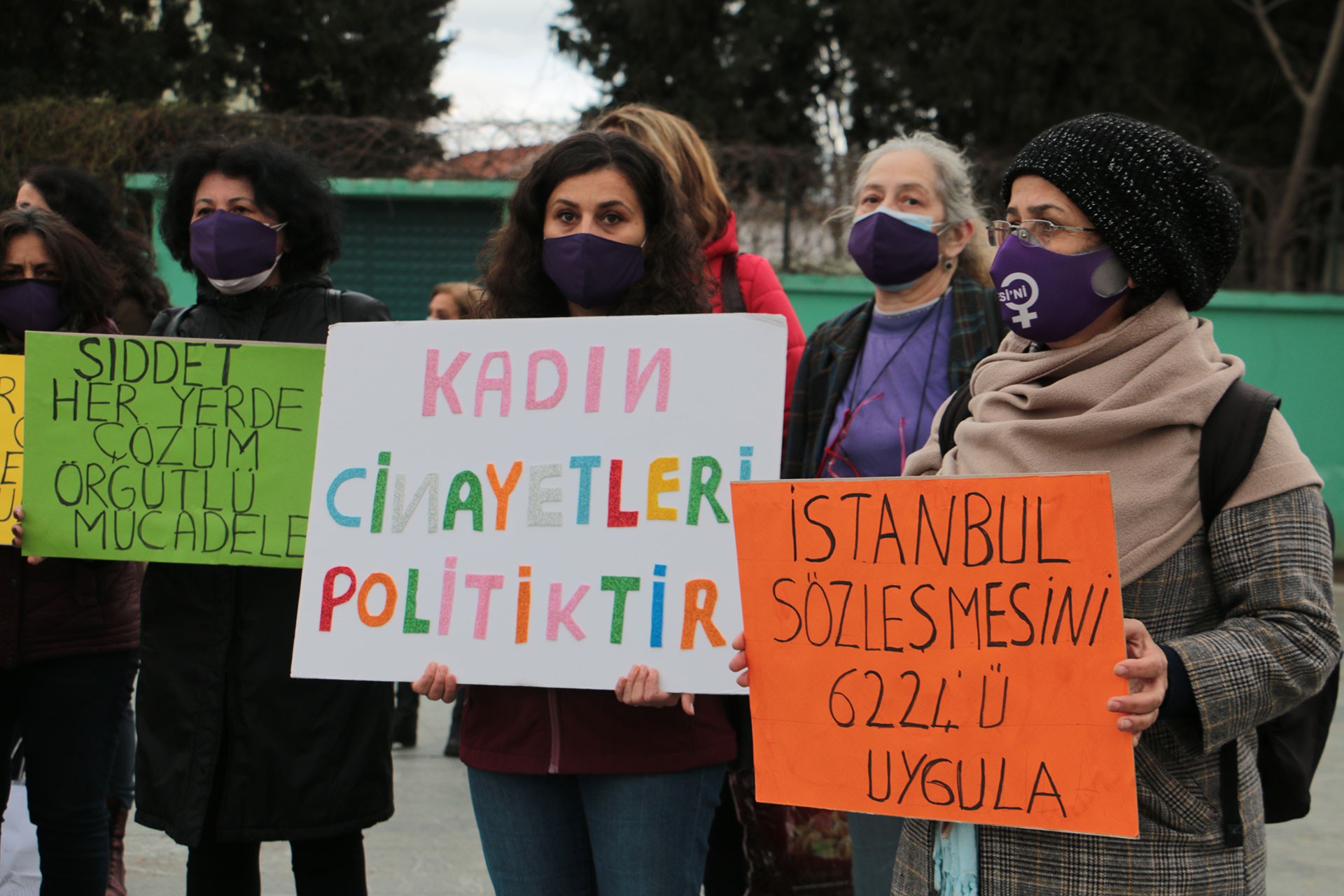 Bornova Kadın Platformu Bornova Cumhuriyet Meydanında İstanbul Sözleşmesinden çekilme kararına tepki göstererek açıklama yaptı