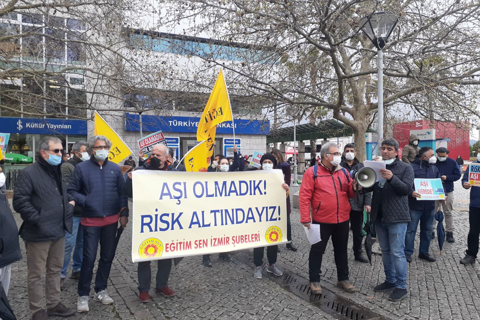 Eğitim Sen İzmir Şubeleri aşı talebiyle  Konak Kemeraltı girişinde basın açıklaması düzenledi.