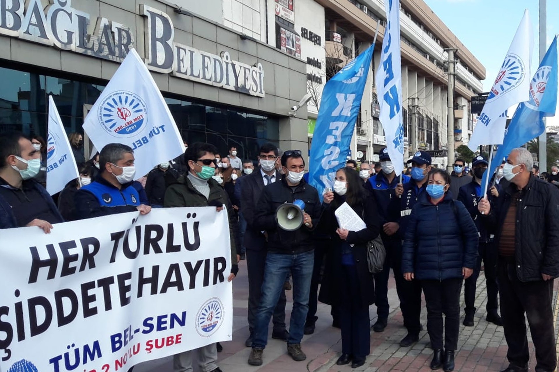 Tüm Bel-Sen İzmir 2 No’lu Şube, yaptığı basın açıklamasıyla Karabağlar Belediyesi çalışanı zabıta emekçilerine yönelik saldırıya tepki gösterdi.