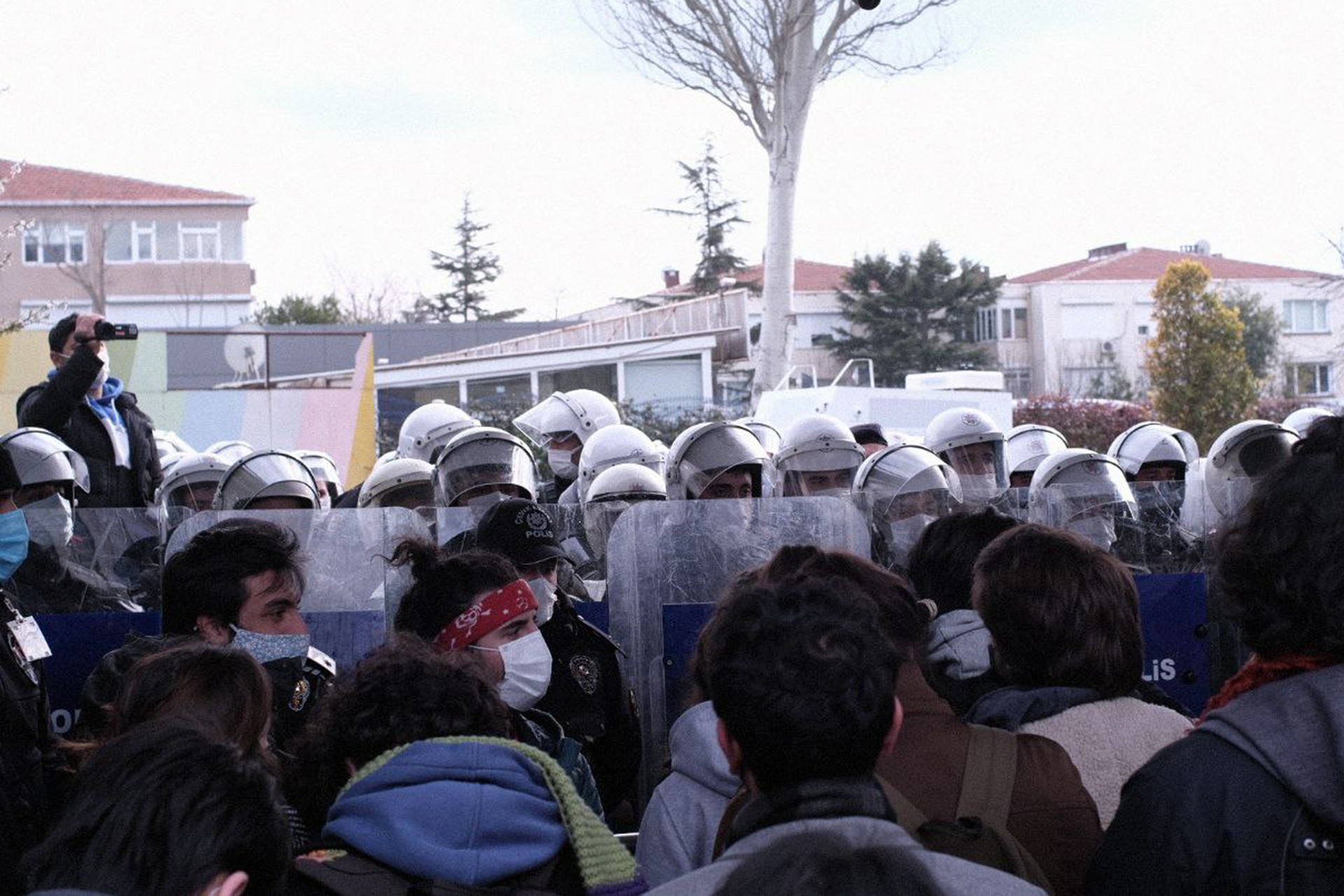 Boğaziçi Üniversitesi öğrencileri polis barikatı ile karşı karşıya