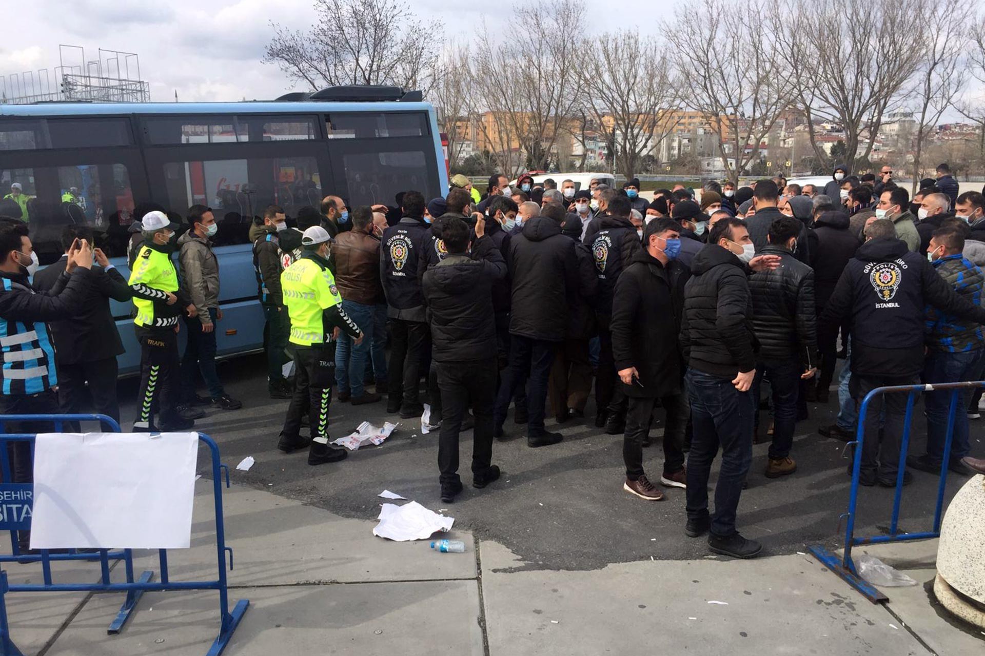 UKOME toplantısını protesto eden minibüsçüler.