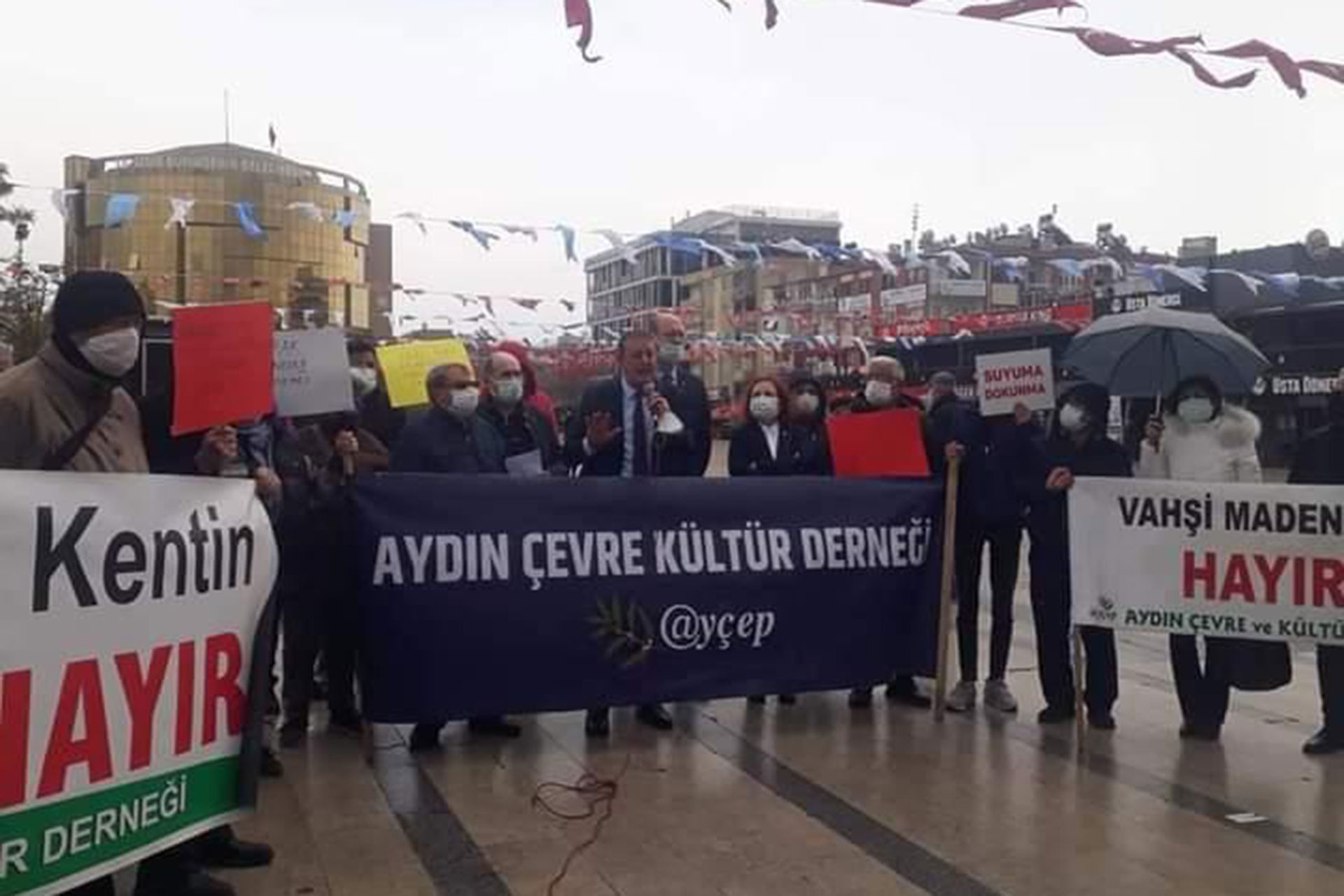 AYÇEP Atatürk Kent Meydanında basın açıklaması yaparak Aydın Denizli otoyol projesinin iptalini istedi