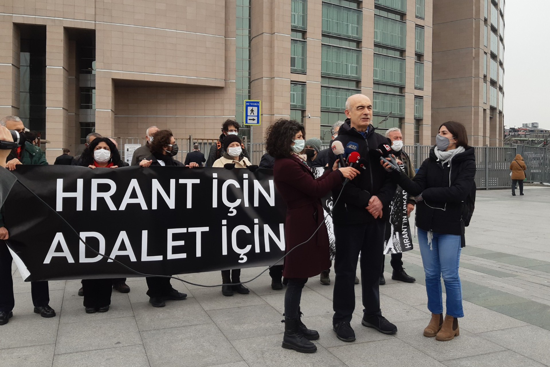 Hrant'ın Arkadaşları, dava öncesi adliye önünde açıklama yaptı