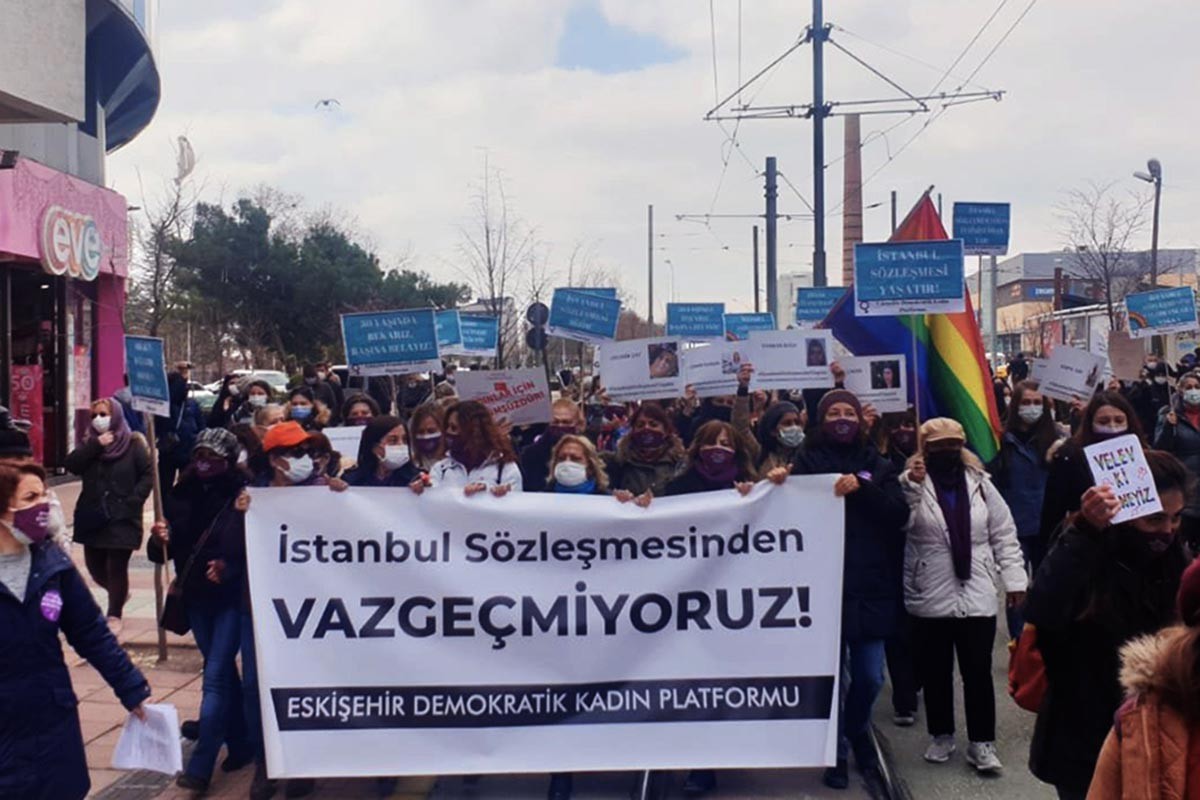 Eskişehir'de İstanbul Sözleşmesi eyleminde kadınlar pankartlarıyla.